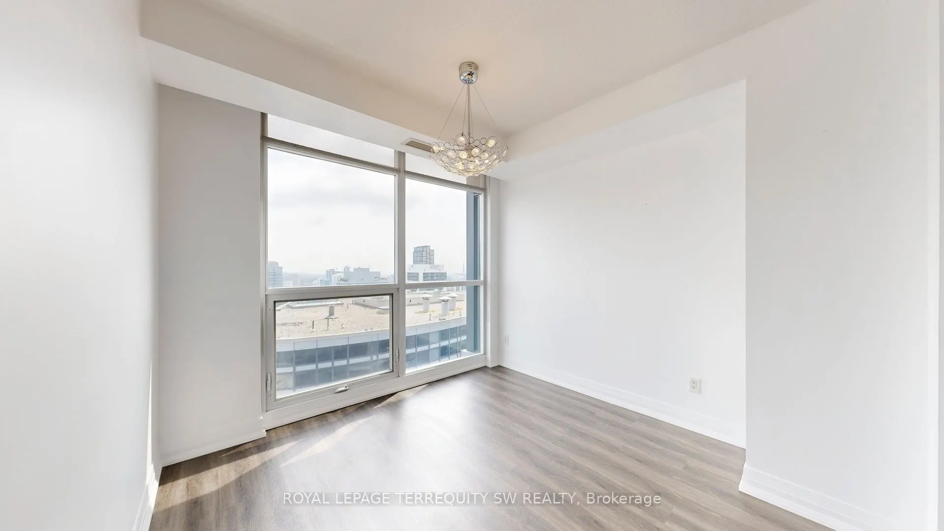 21 Carlton Street, #3704