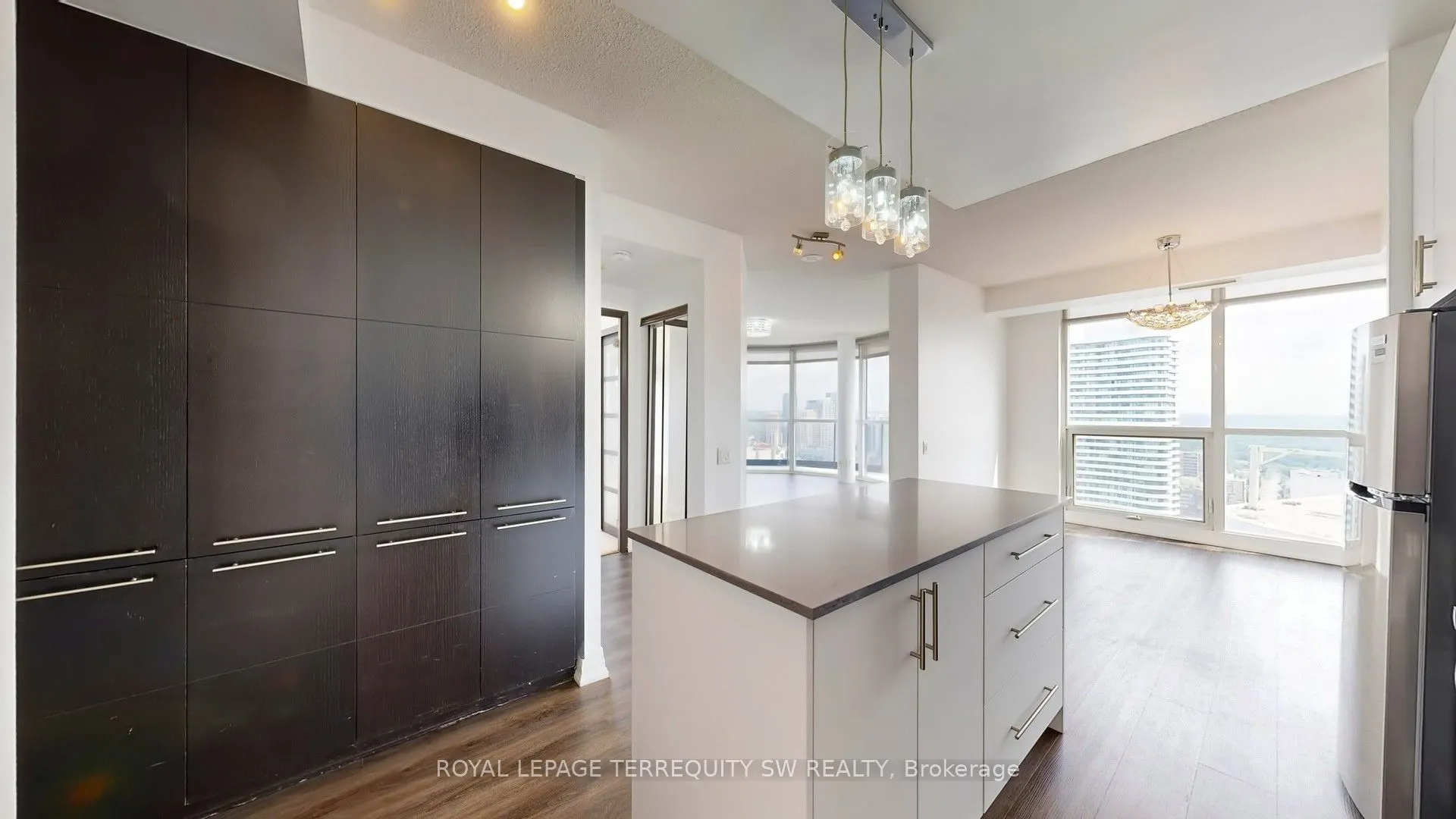 21 Carlton Street, #3704