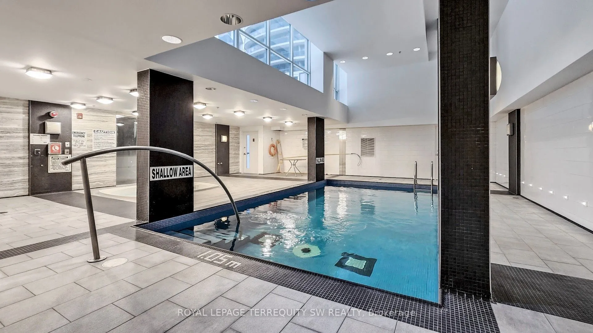 21 Carlton Street, #3704