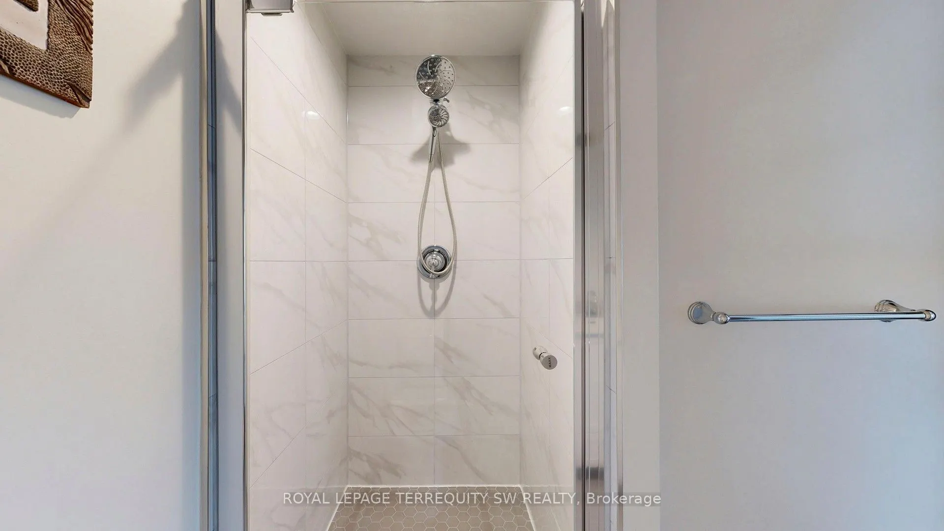21 Carlton Street, #3704
