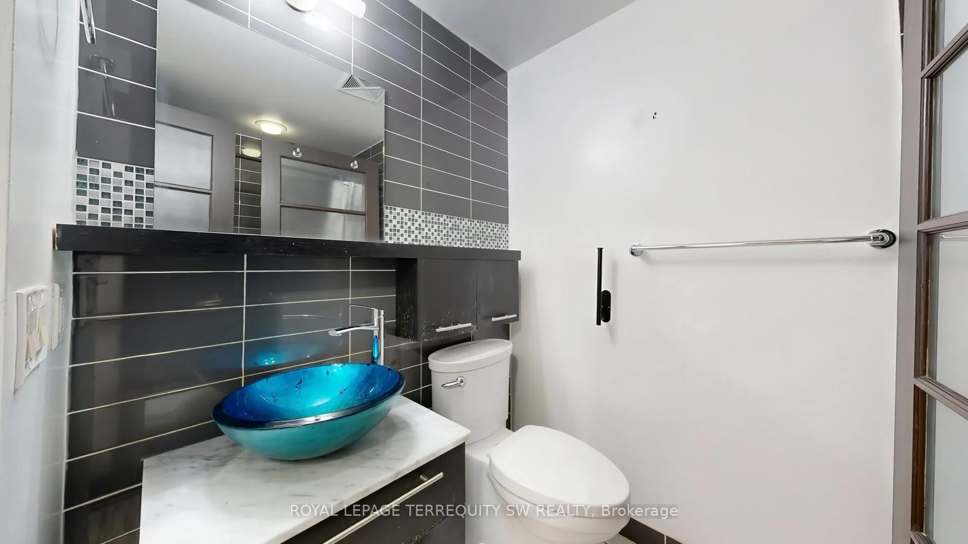 21 Carlton Street, #3704