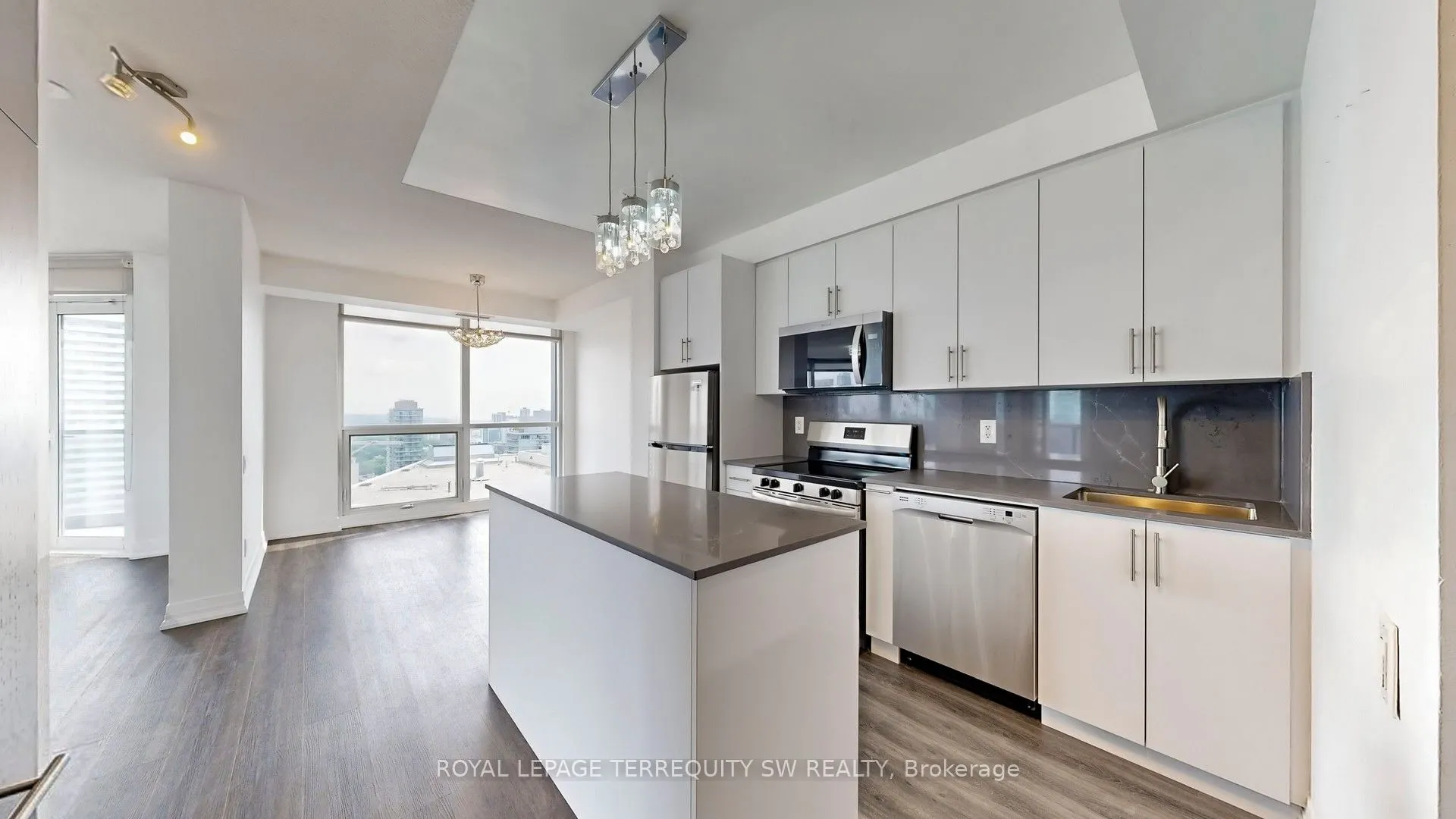 21 Carlton Street, #3704