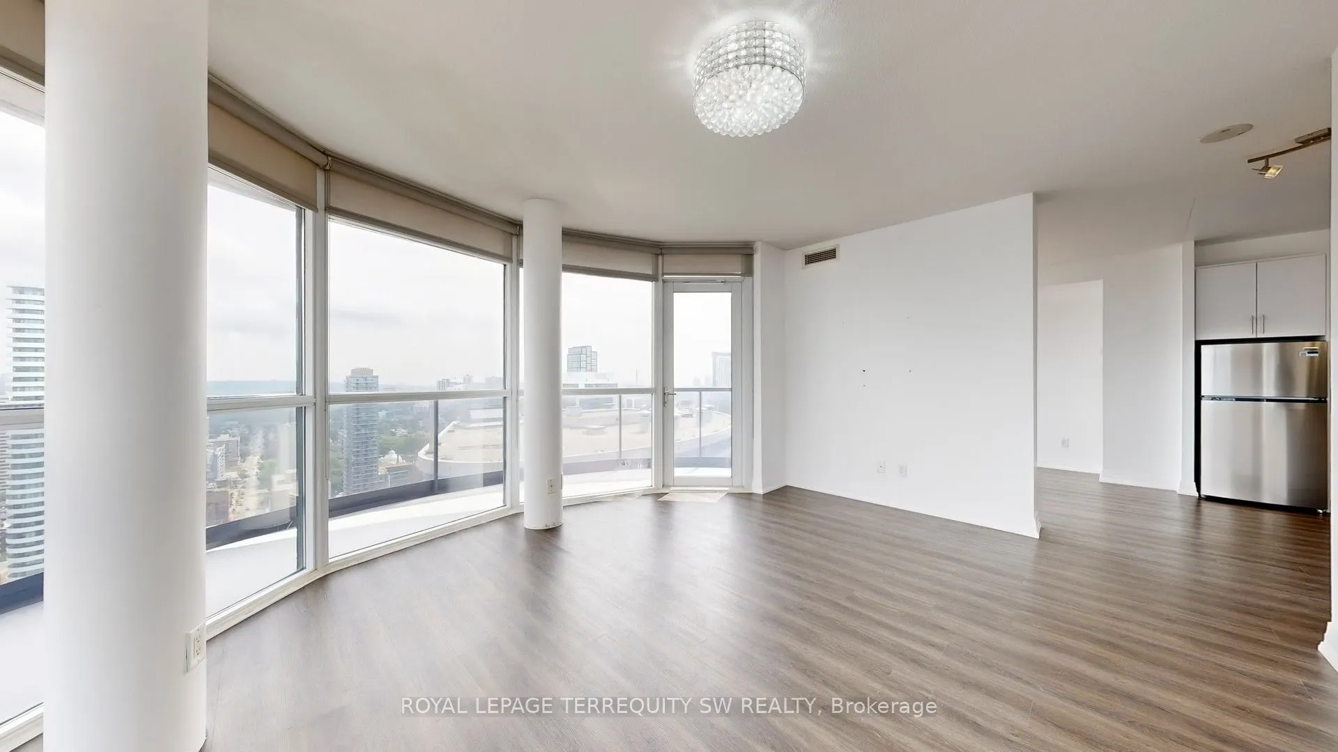 21 Carlton Street, #3704
