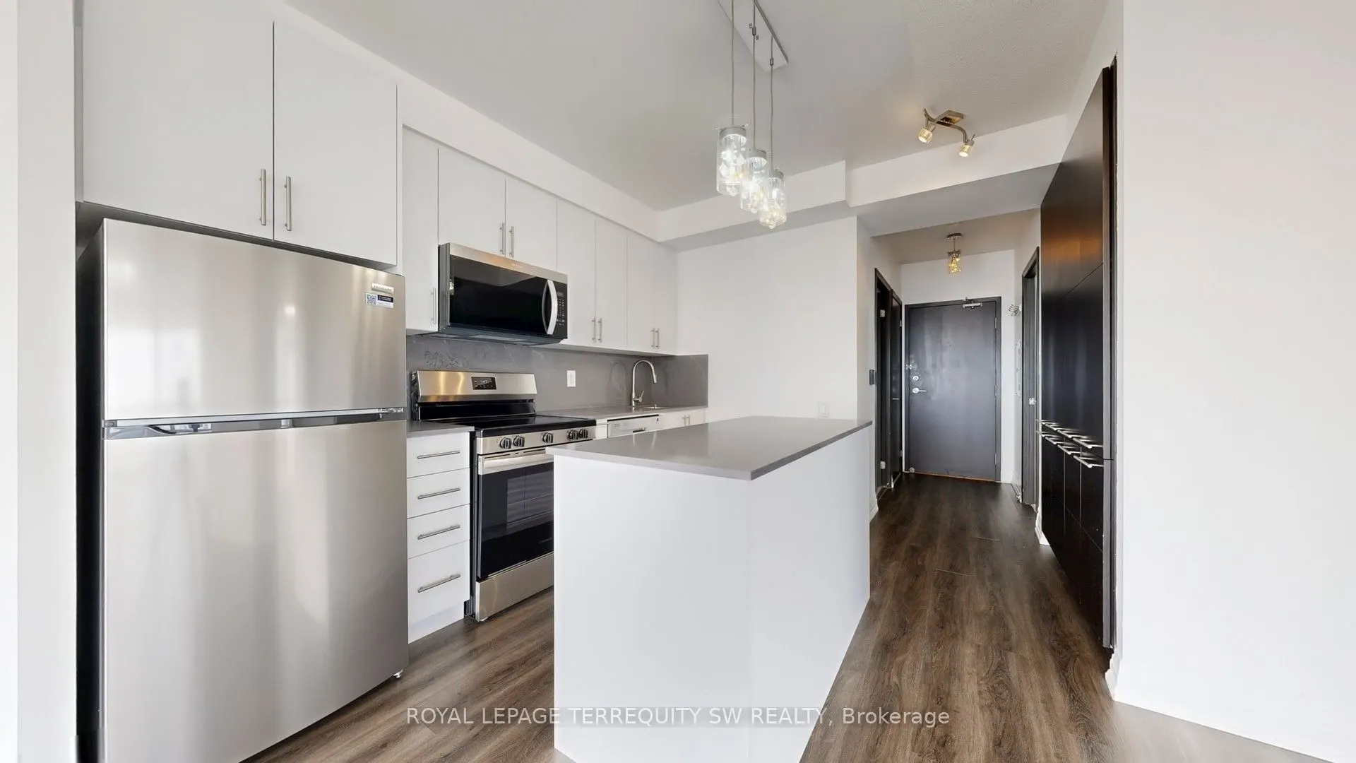 21 Carlton Street, #3704