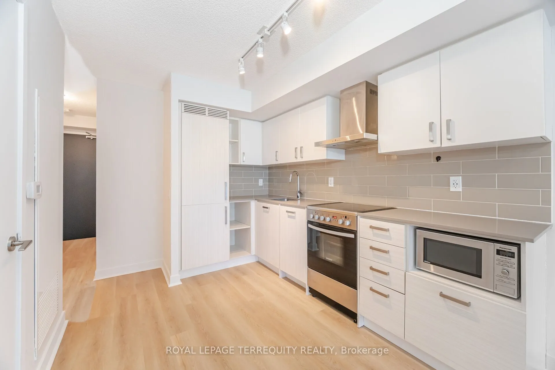 125 Redpath Avenue, #405