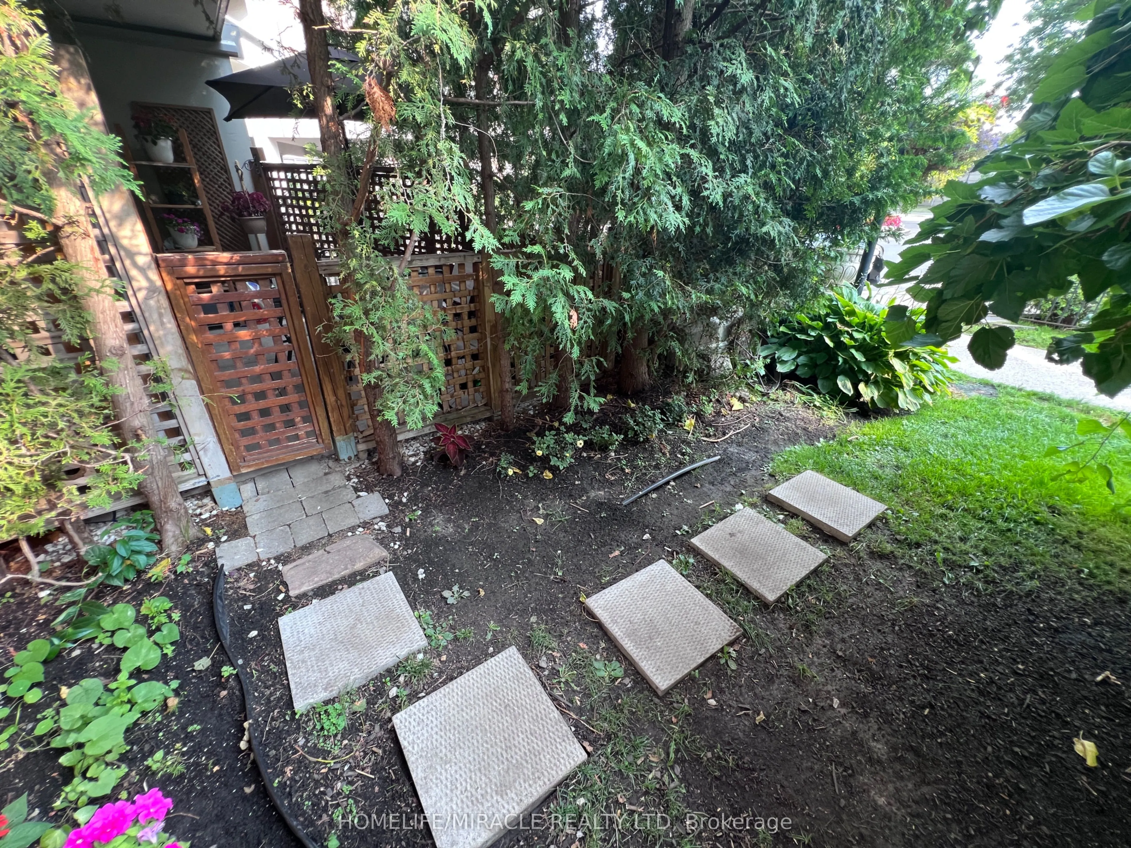 5 Shady Golfway, #105