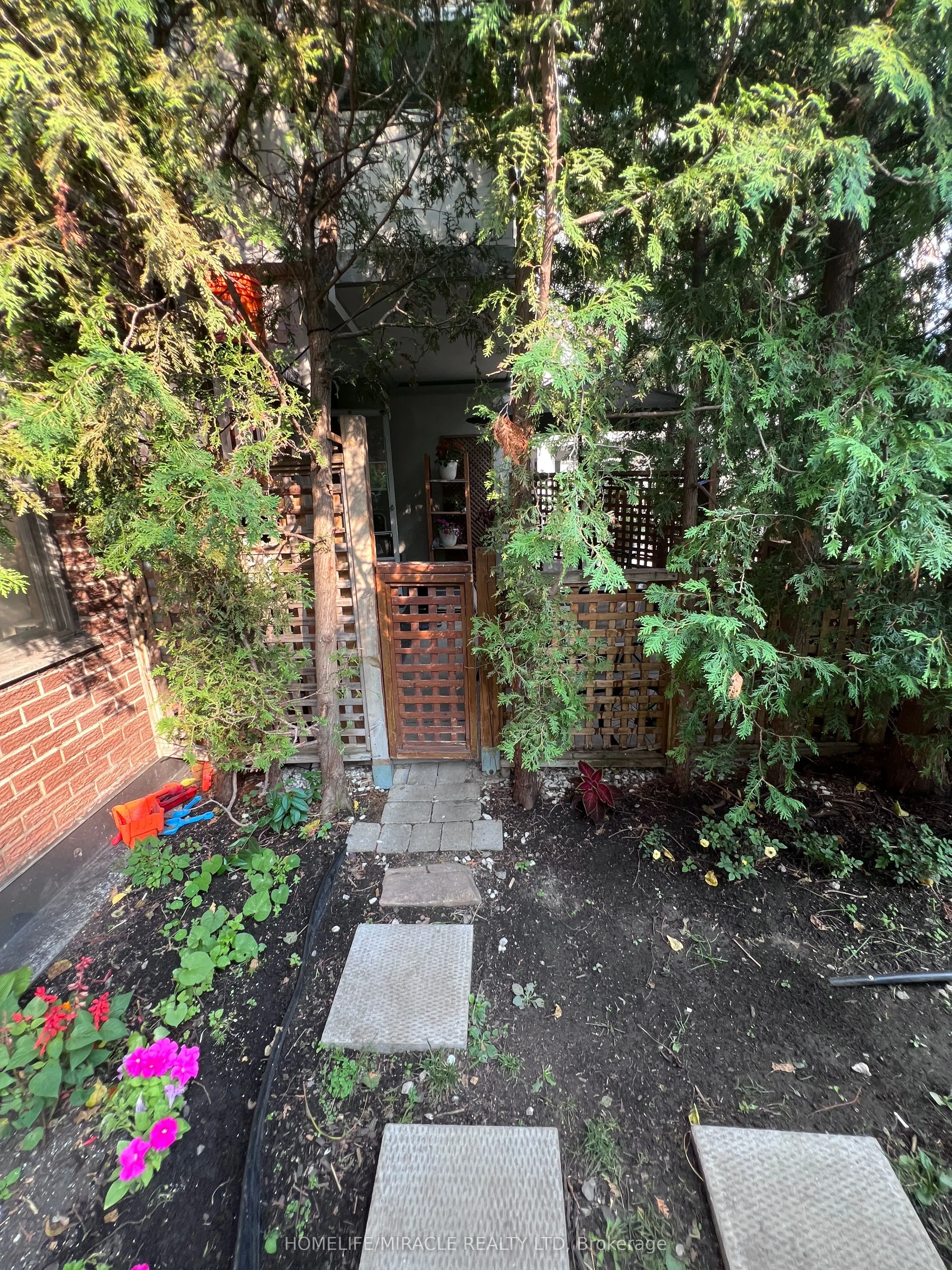 5 Shady Golfway, #105