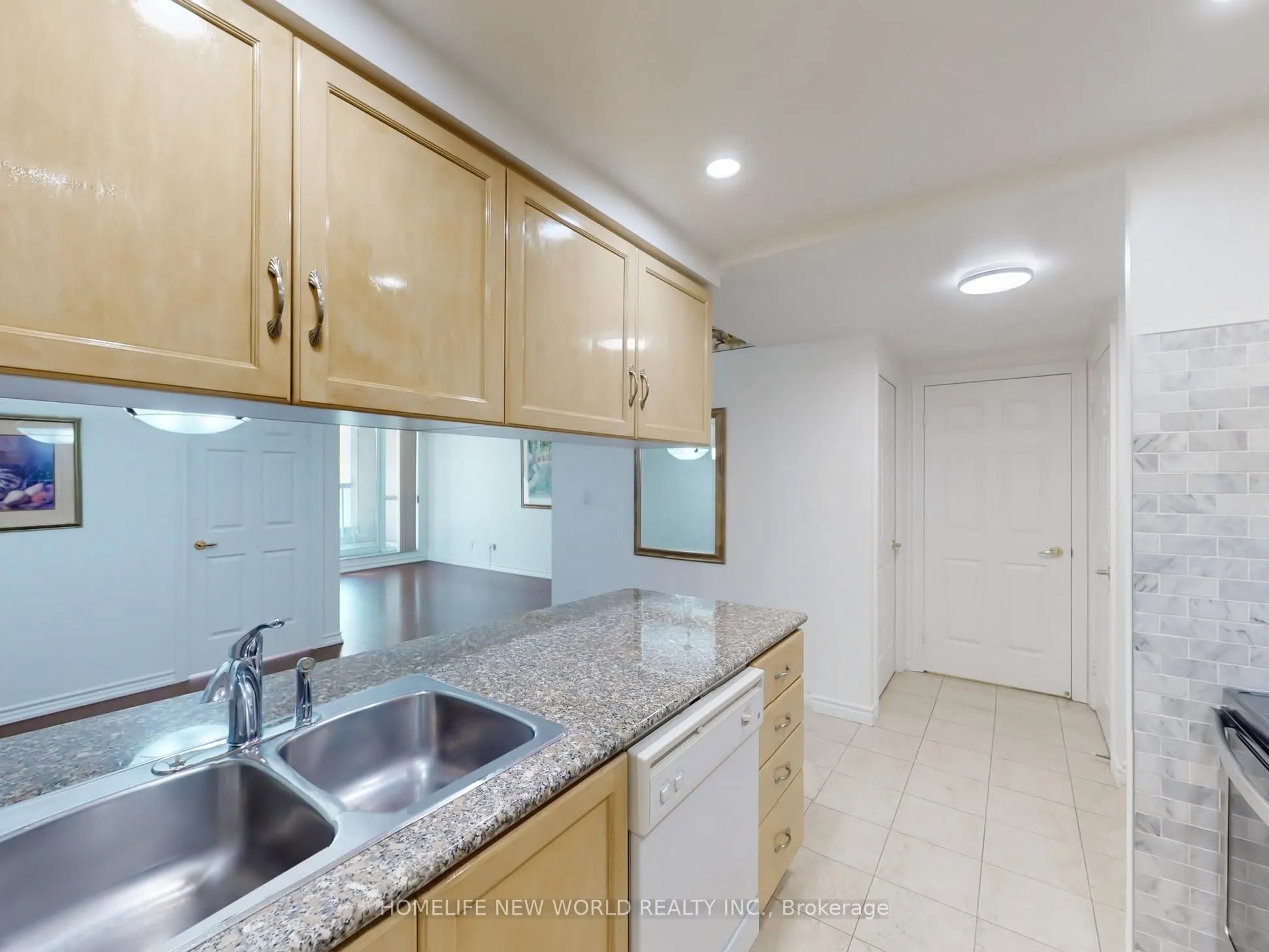 168 Simcoe Street, #303