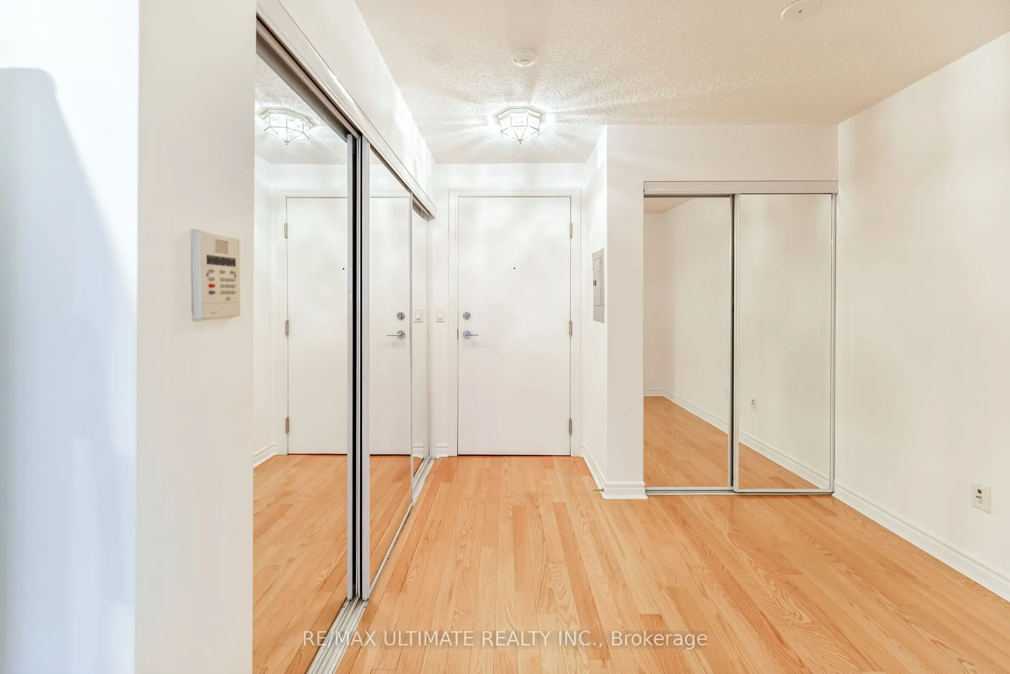 270 Wellington Street W, #222