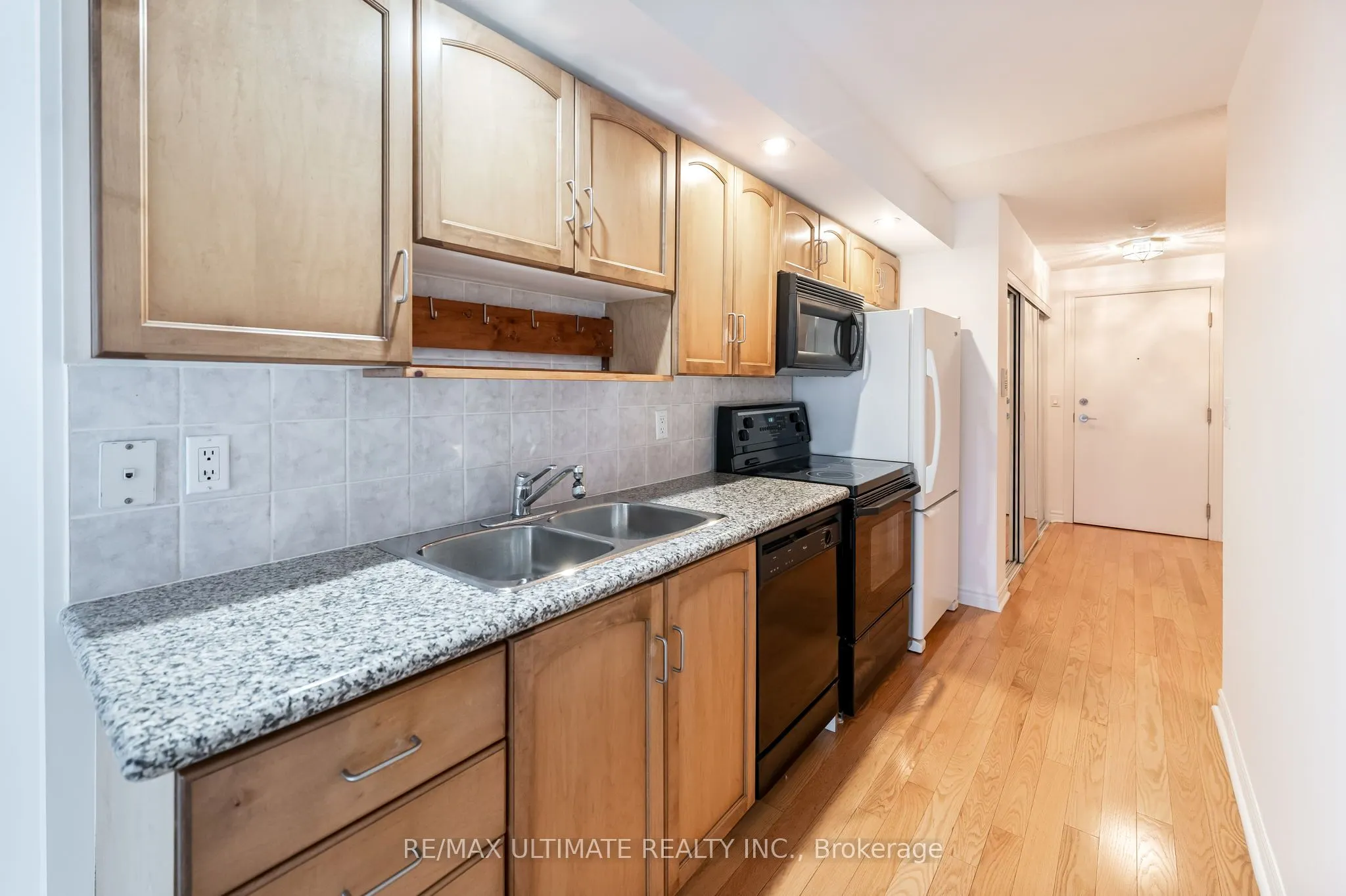 270 Wellington Street W, #222