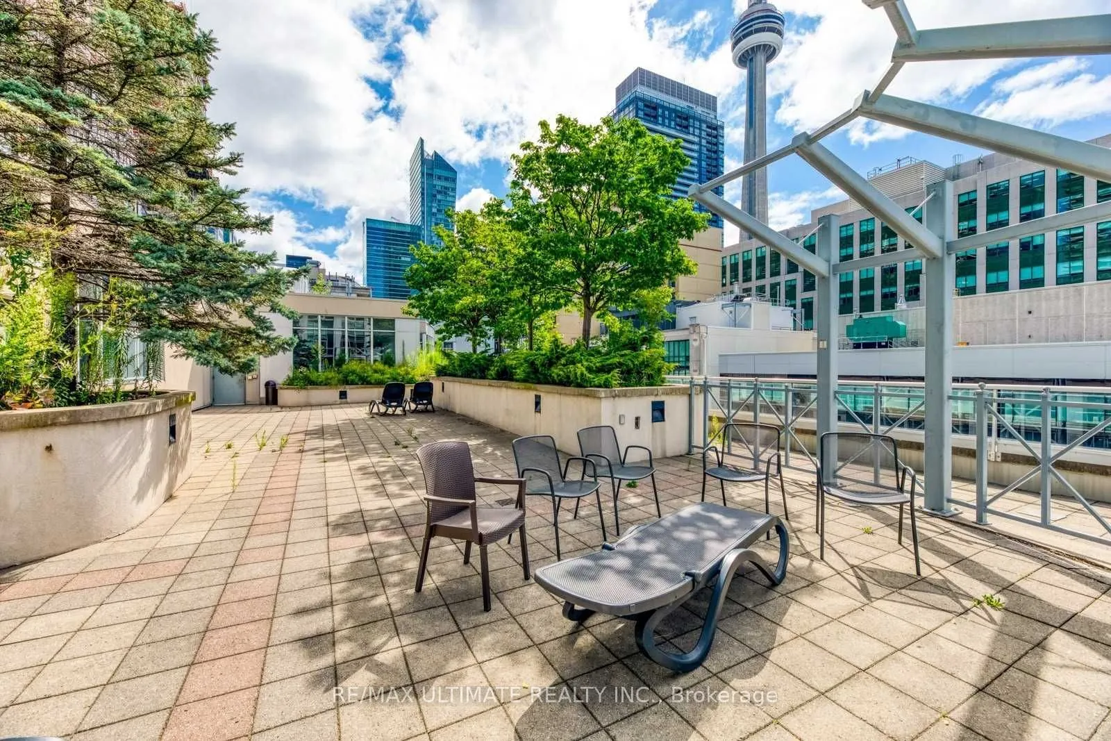 270 Wellington Street W, #222