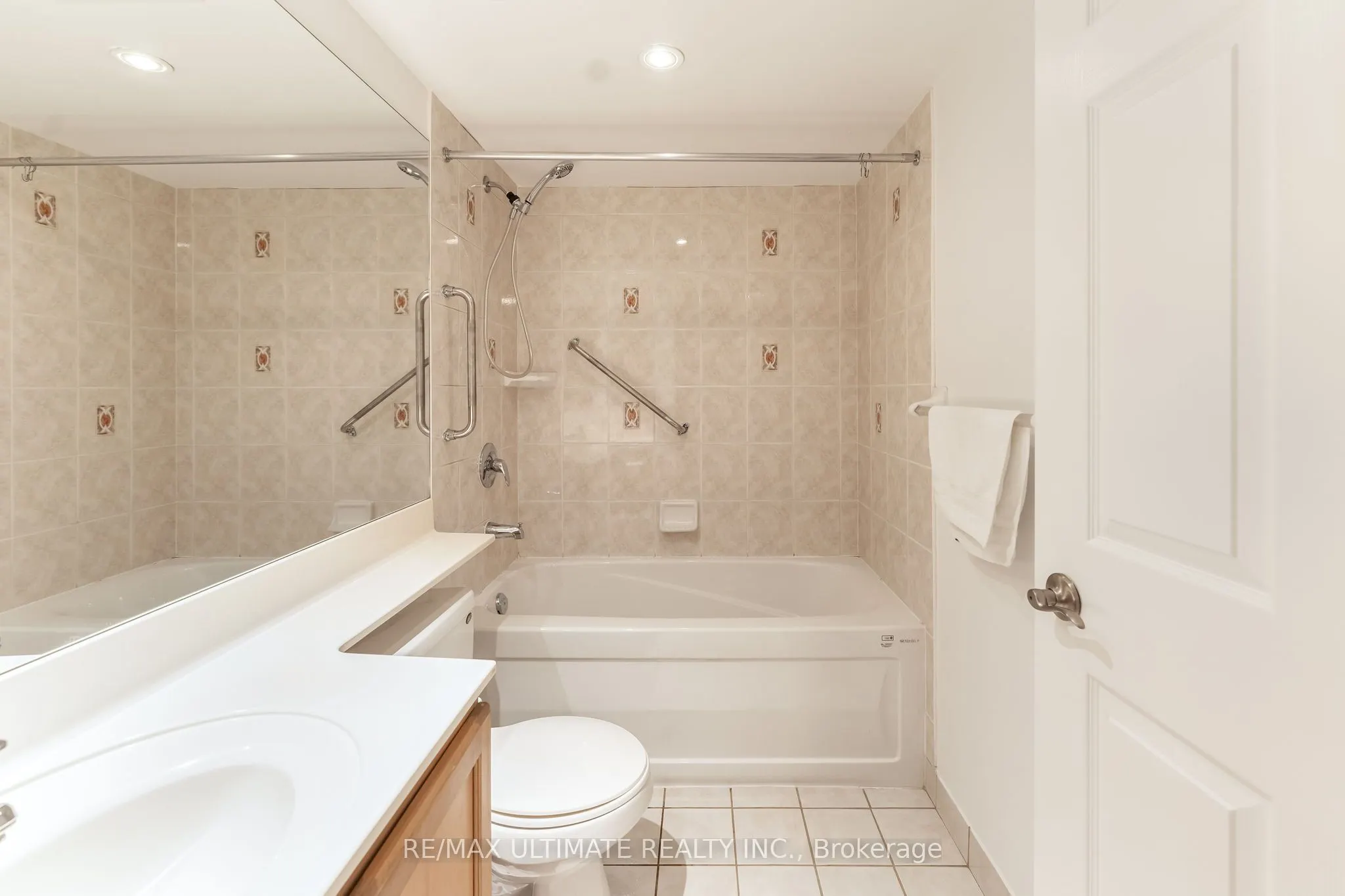 270 Wellington Street W, #222