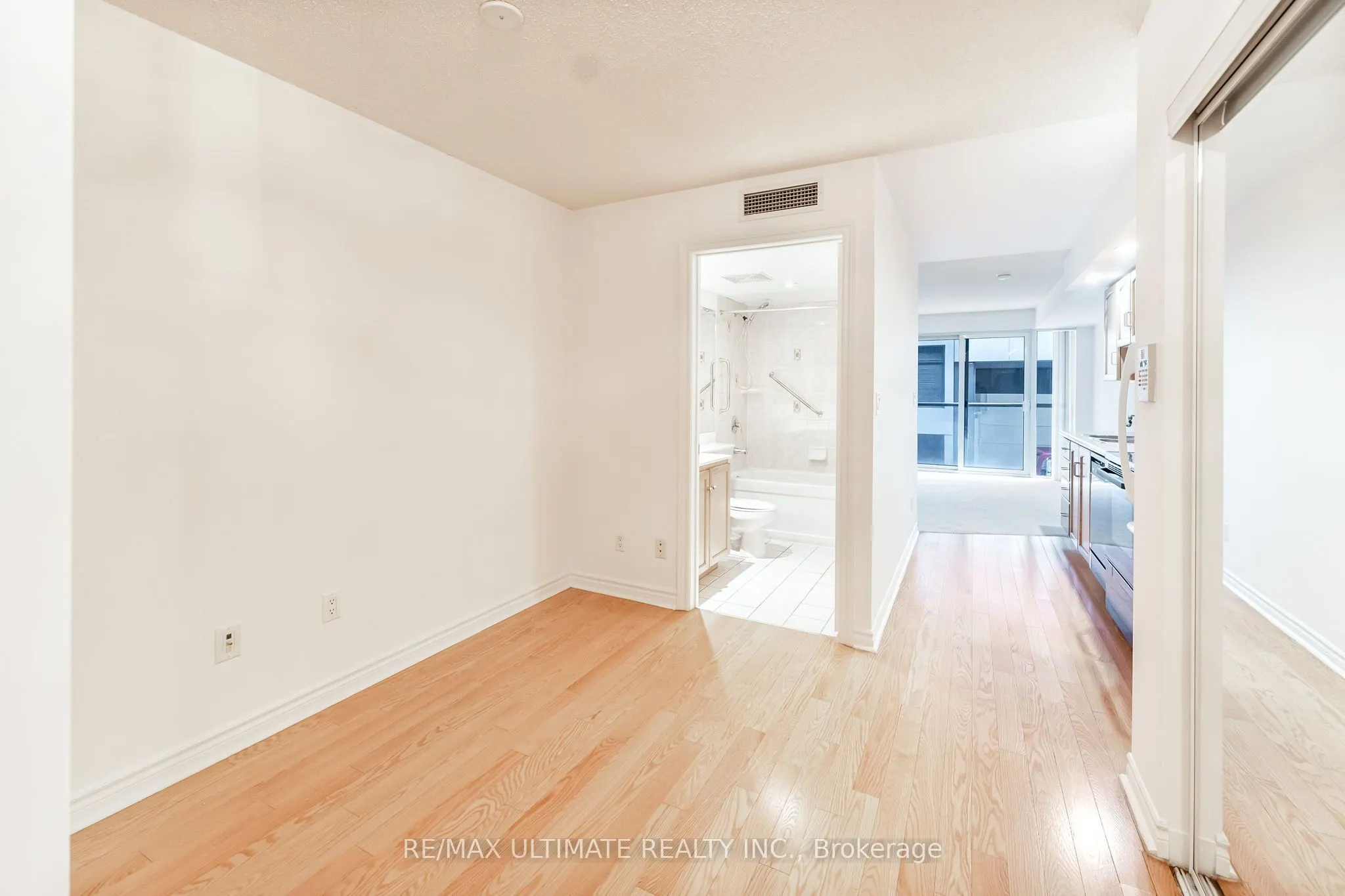 270 Wellington Street W, #222