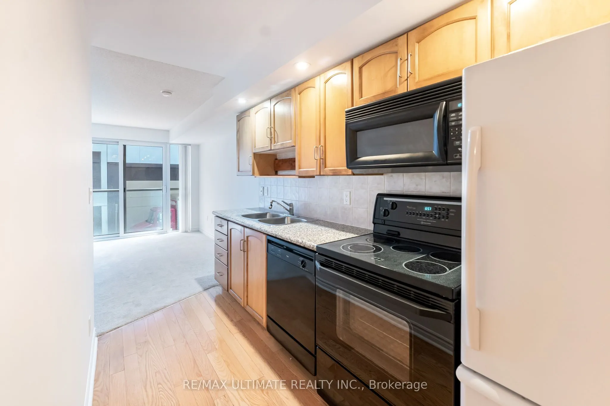 270 Wellington Street W, #222