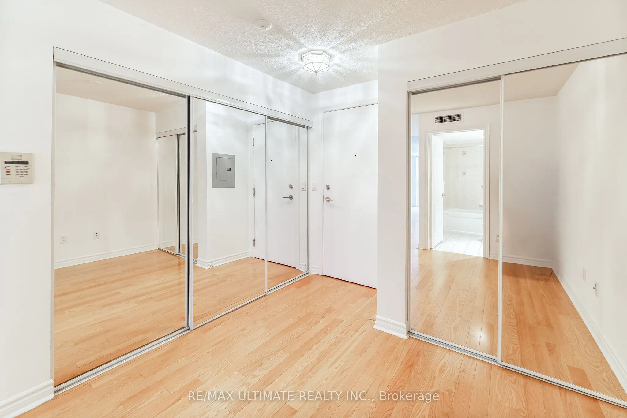 270 Wellington Street W, #222