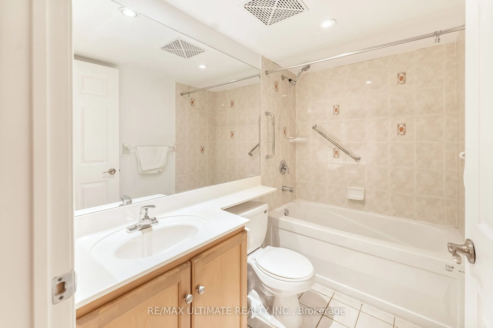 270 Wellington Street W, #222