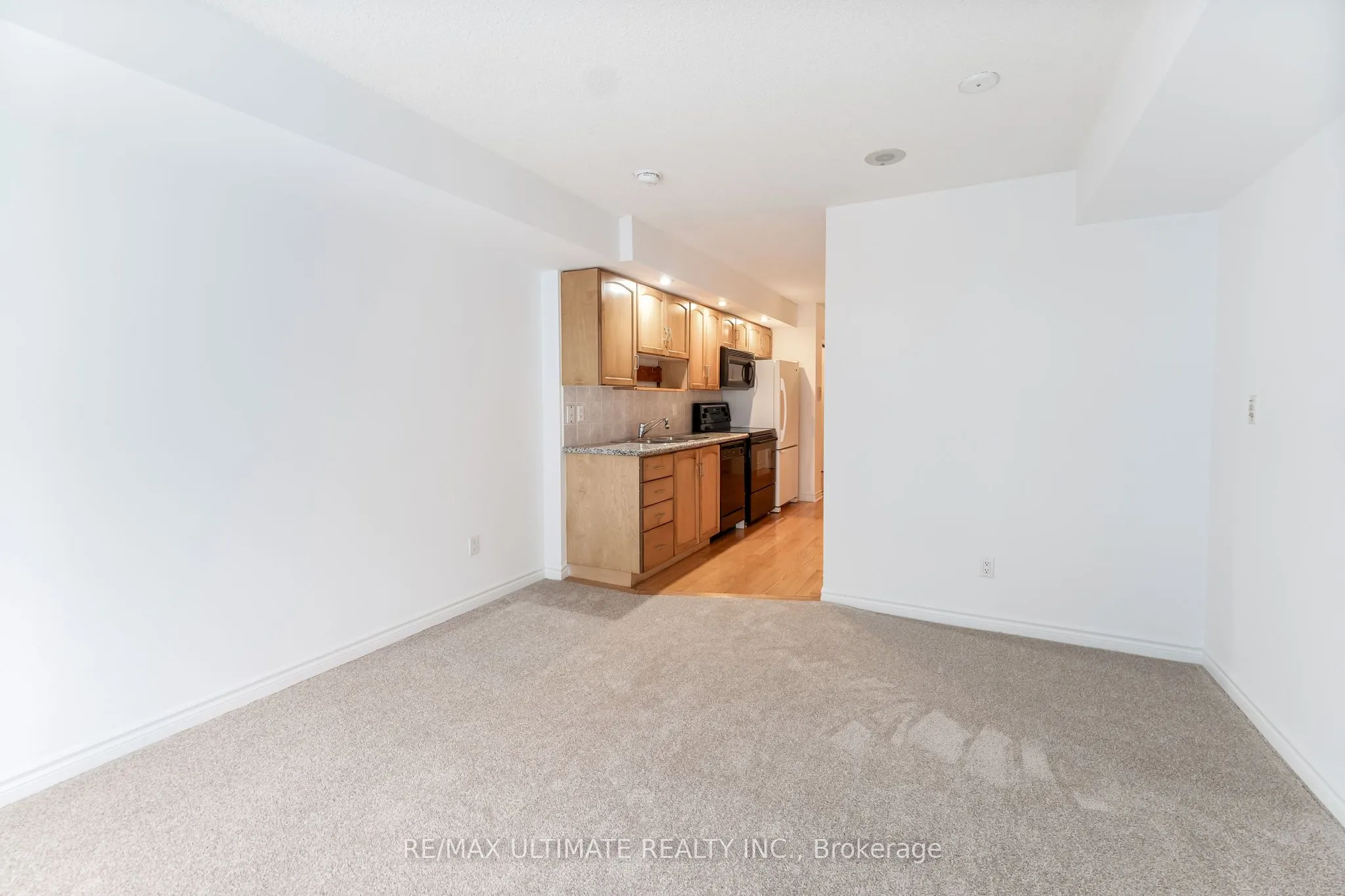 270 Wellington Street W, #222