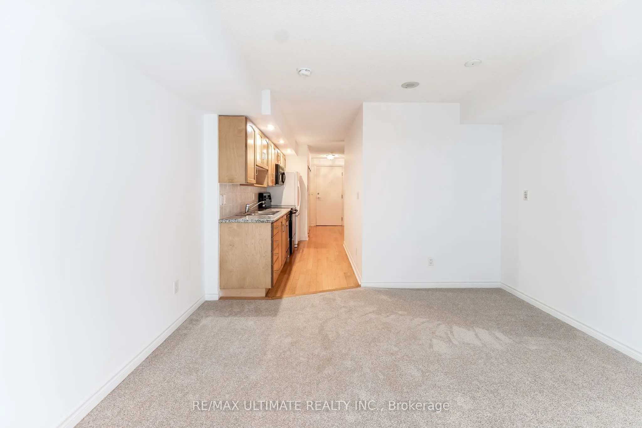 270 Wellington Street W, #222