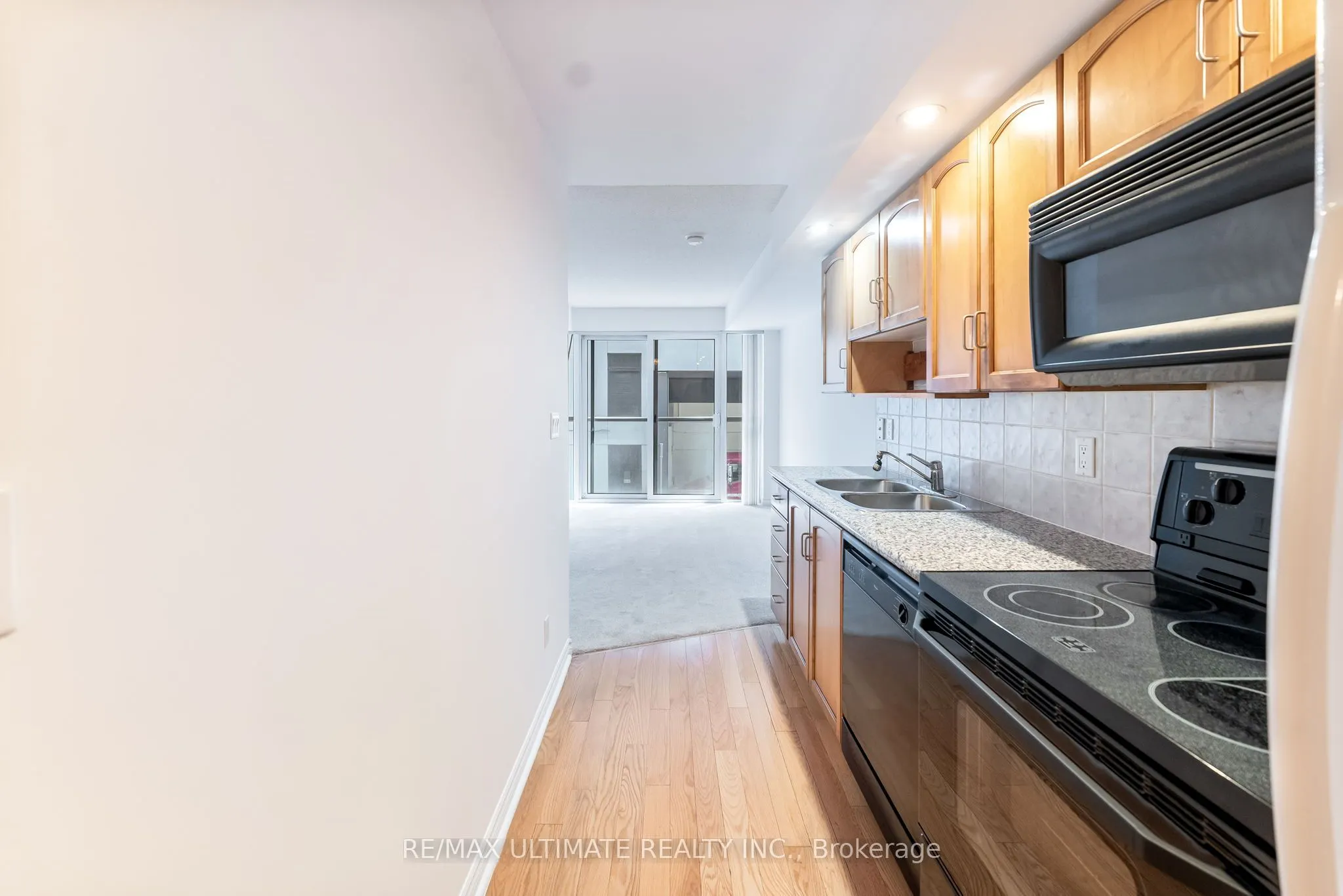 270 Wellington Street W, #222