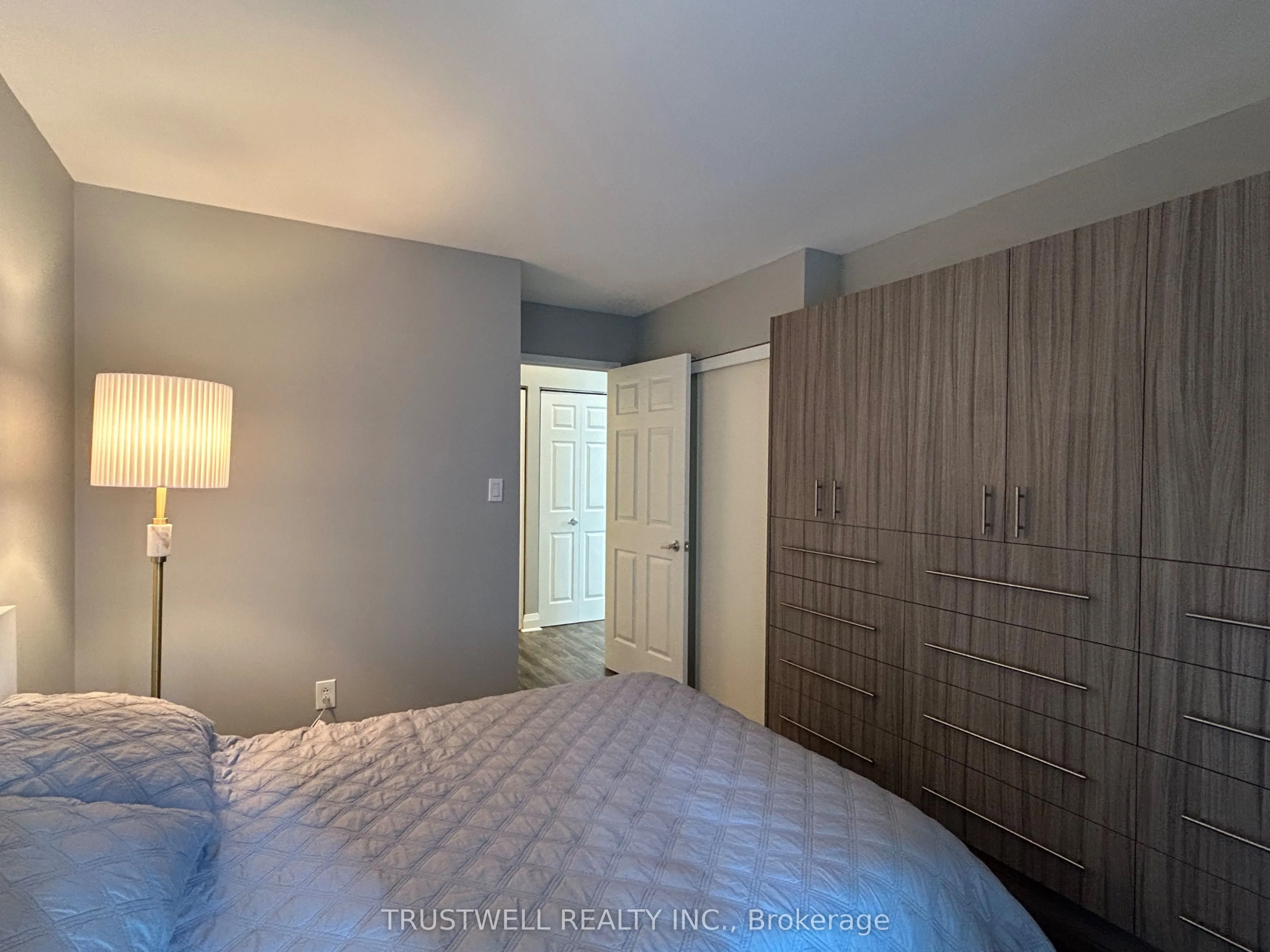 8 Wellesley Street E, #909