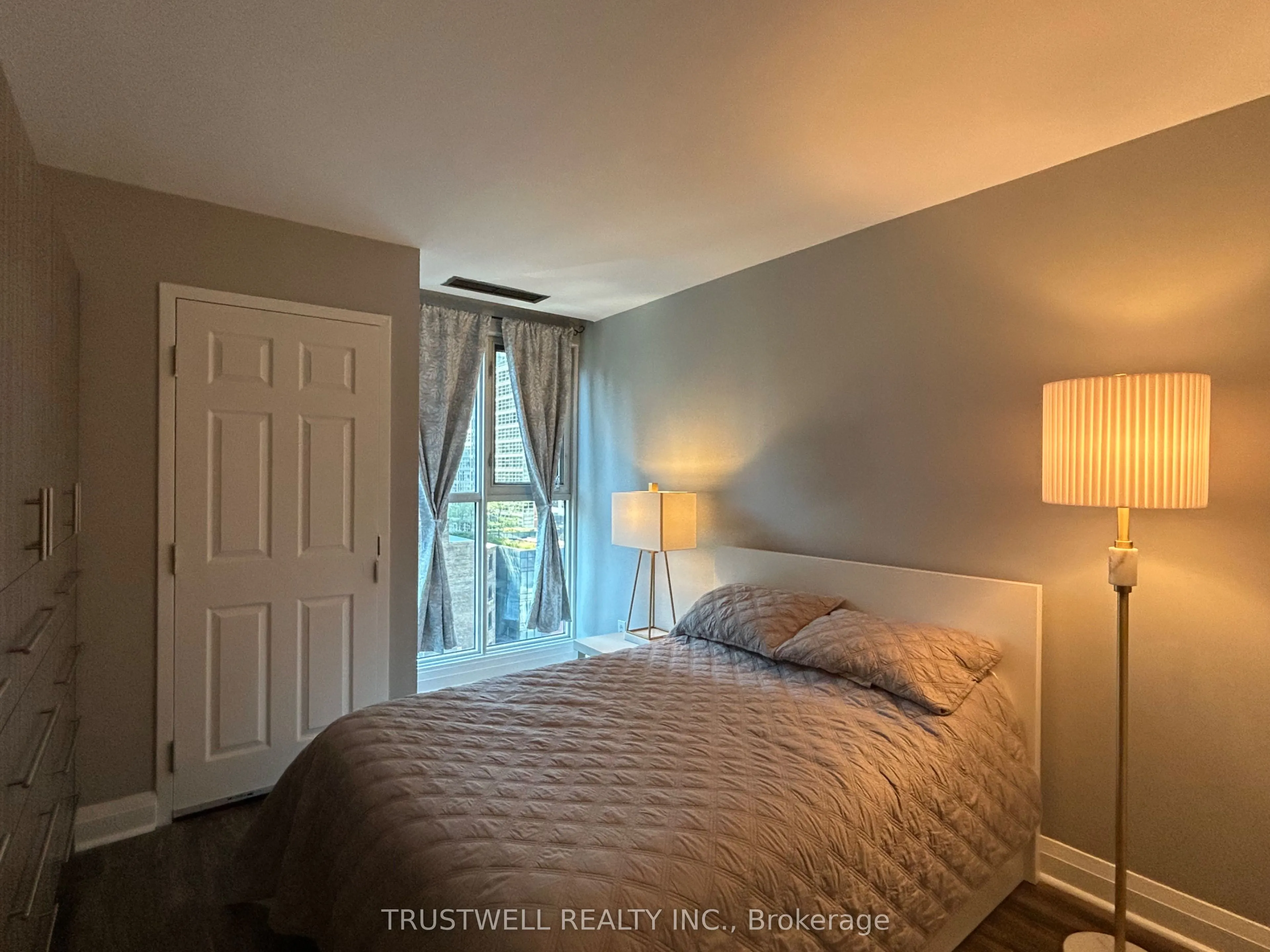 8 Wellesley Street E, #909