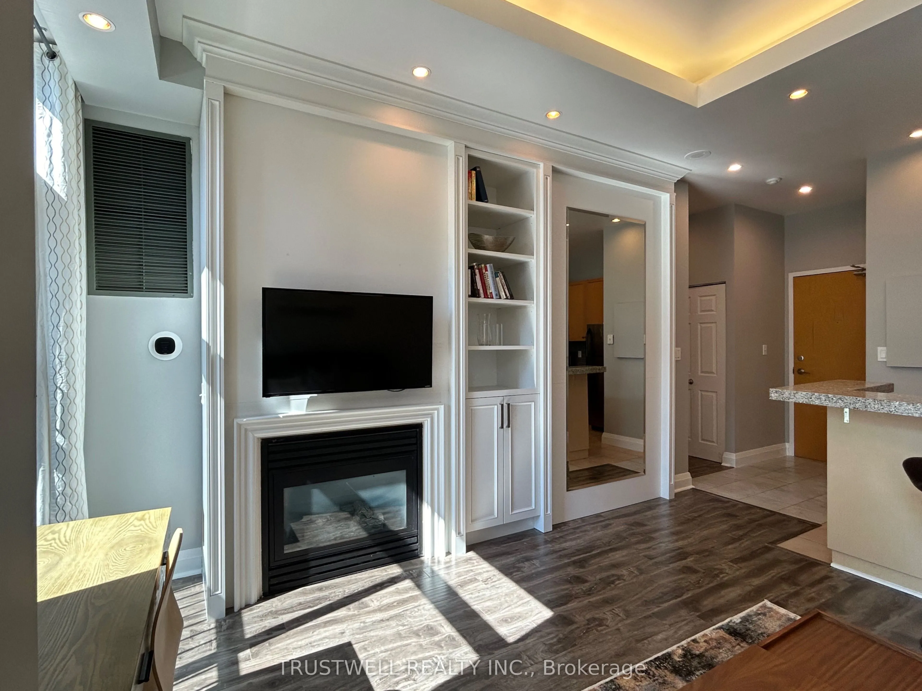 8 Wellesley Street E, #909