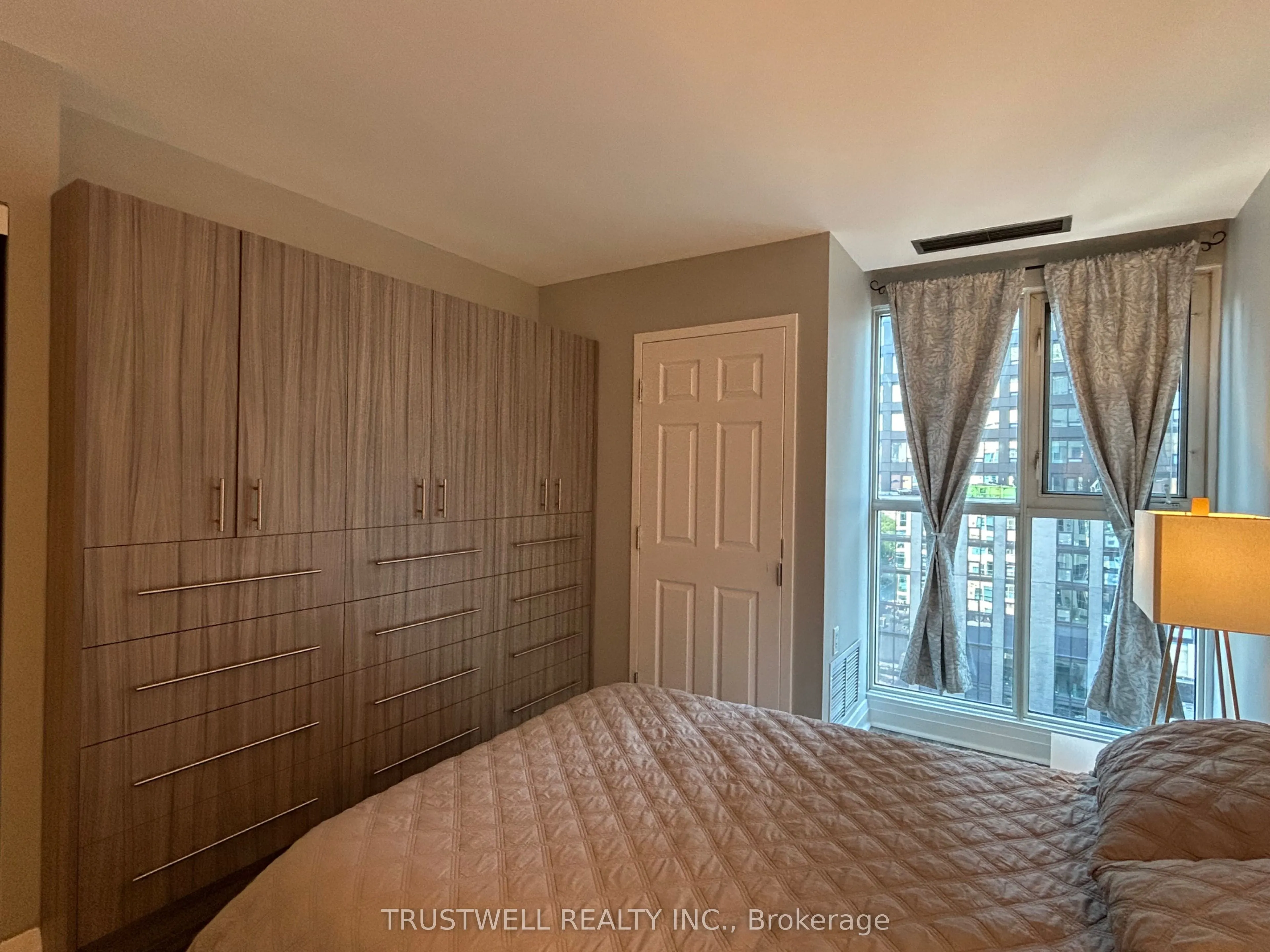 8 Wellesley Street E, #909