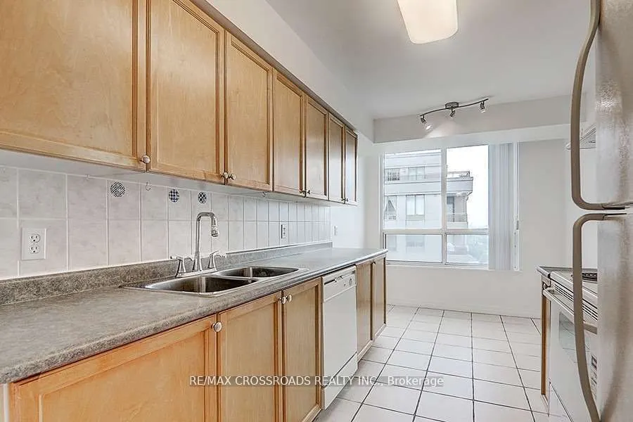 18 Parkview Avenue, #2106