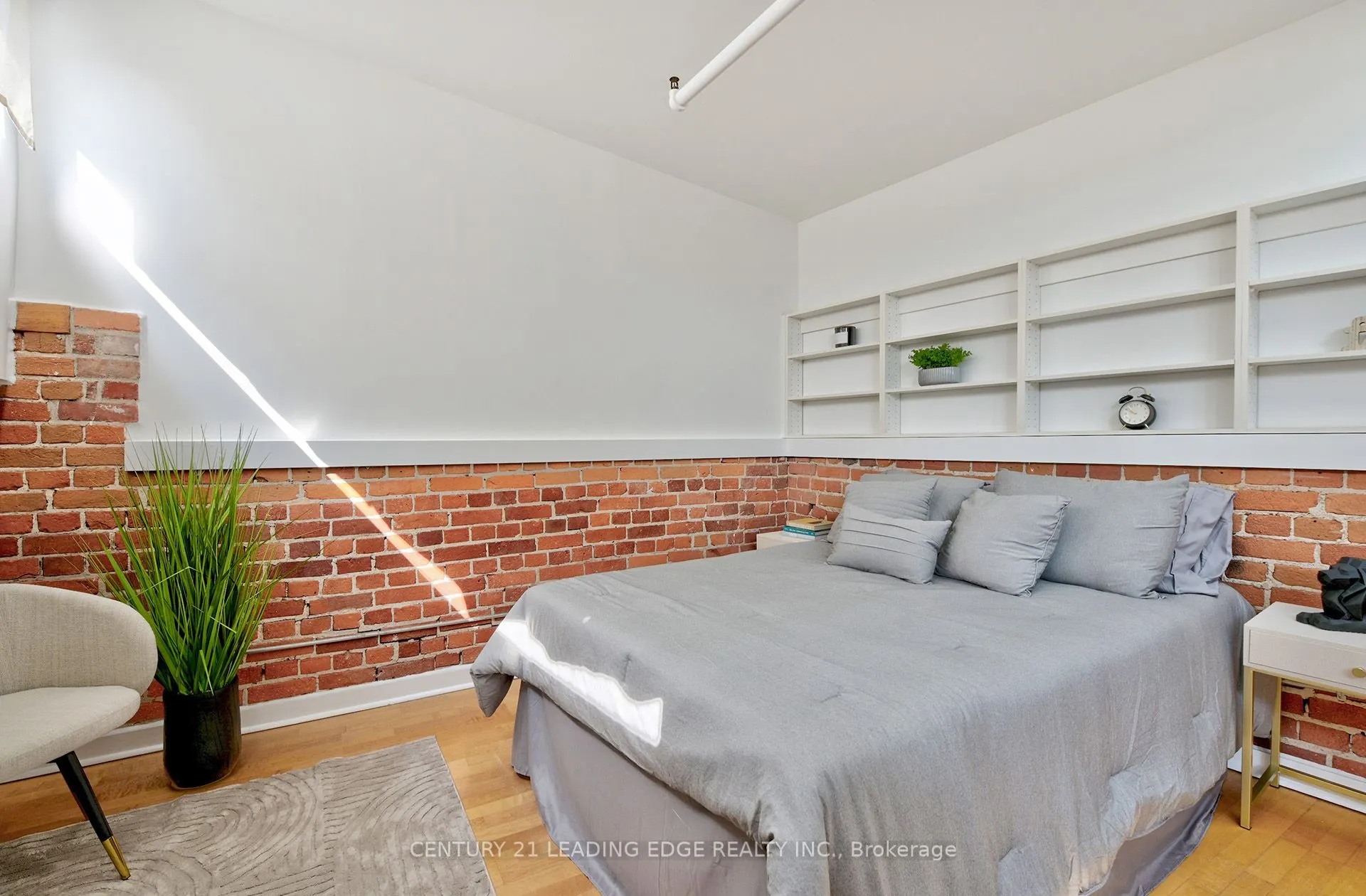 81a Front Street, #418