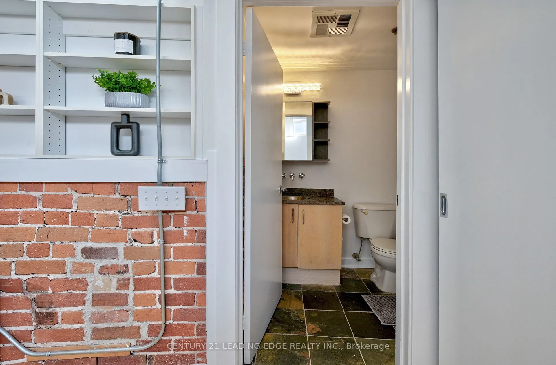 81a Front Street, #418