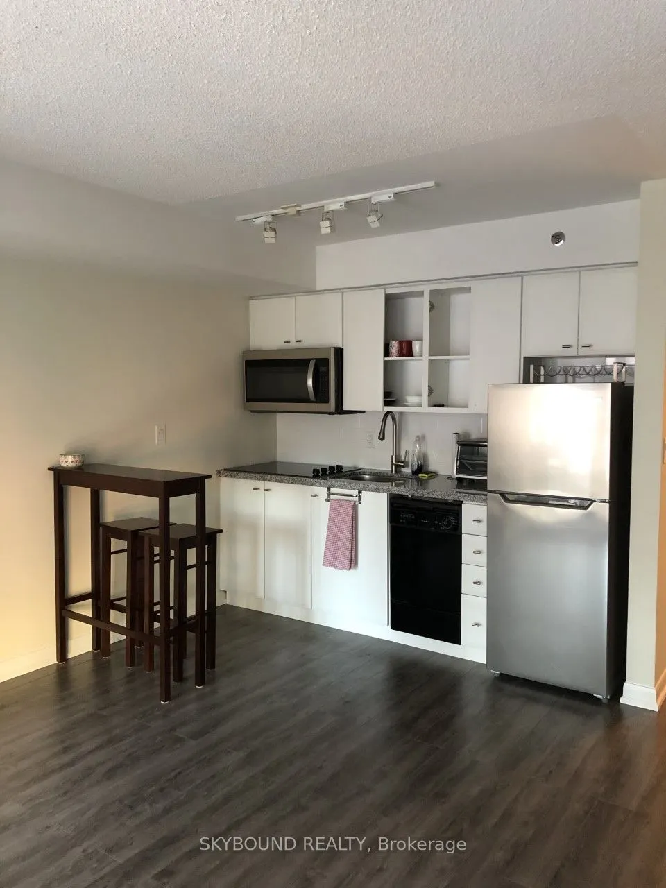 200 Victoria Street, #1615