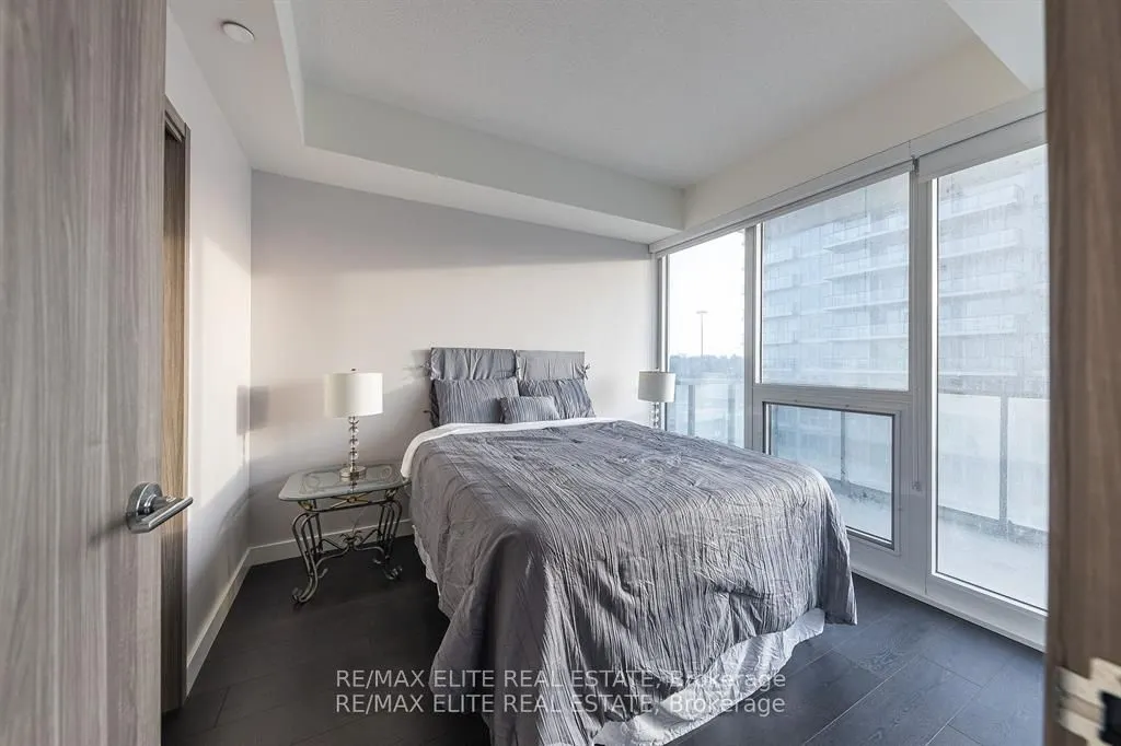 95 Mcmahon Drive, #907
