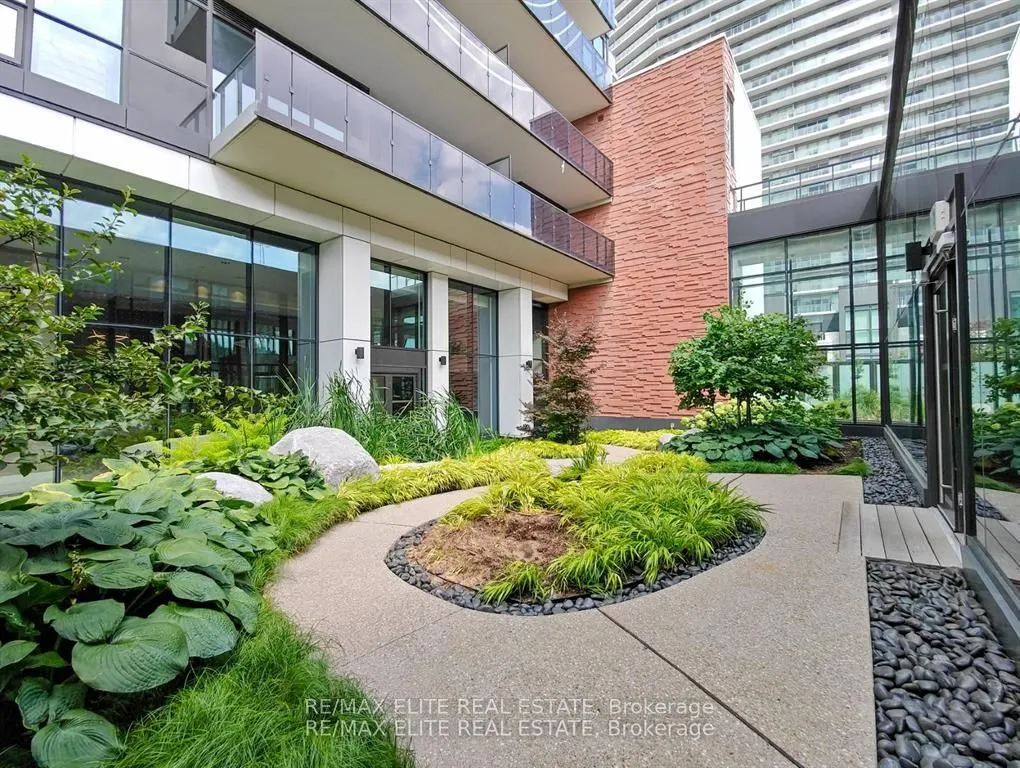 95 Mcmahon Drive, #907
