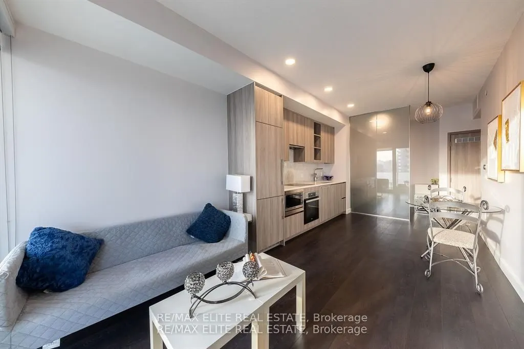 95 Mcmahon Drive, #907