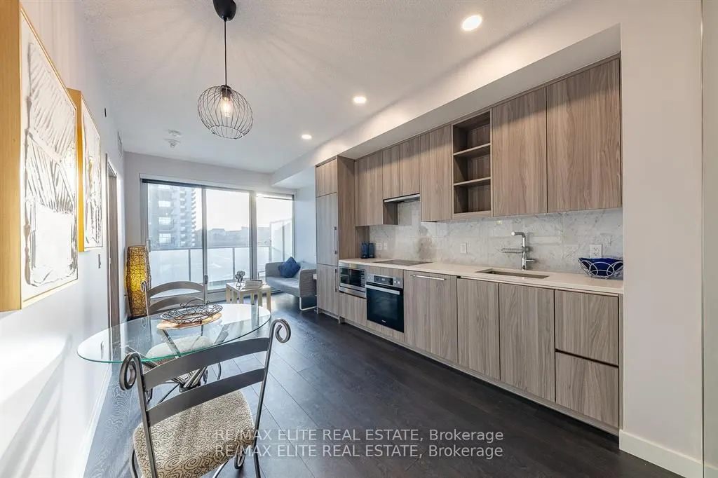 95 Mcmahon Drive, #907