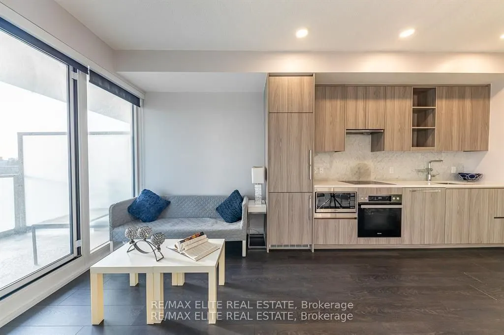 95 Mcmahon Drive, #907