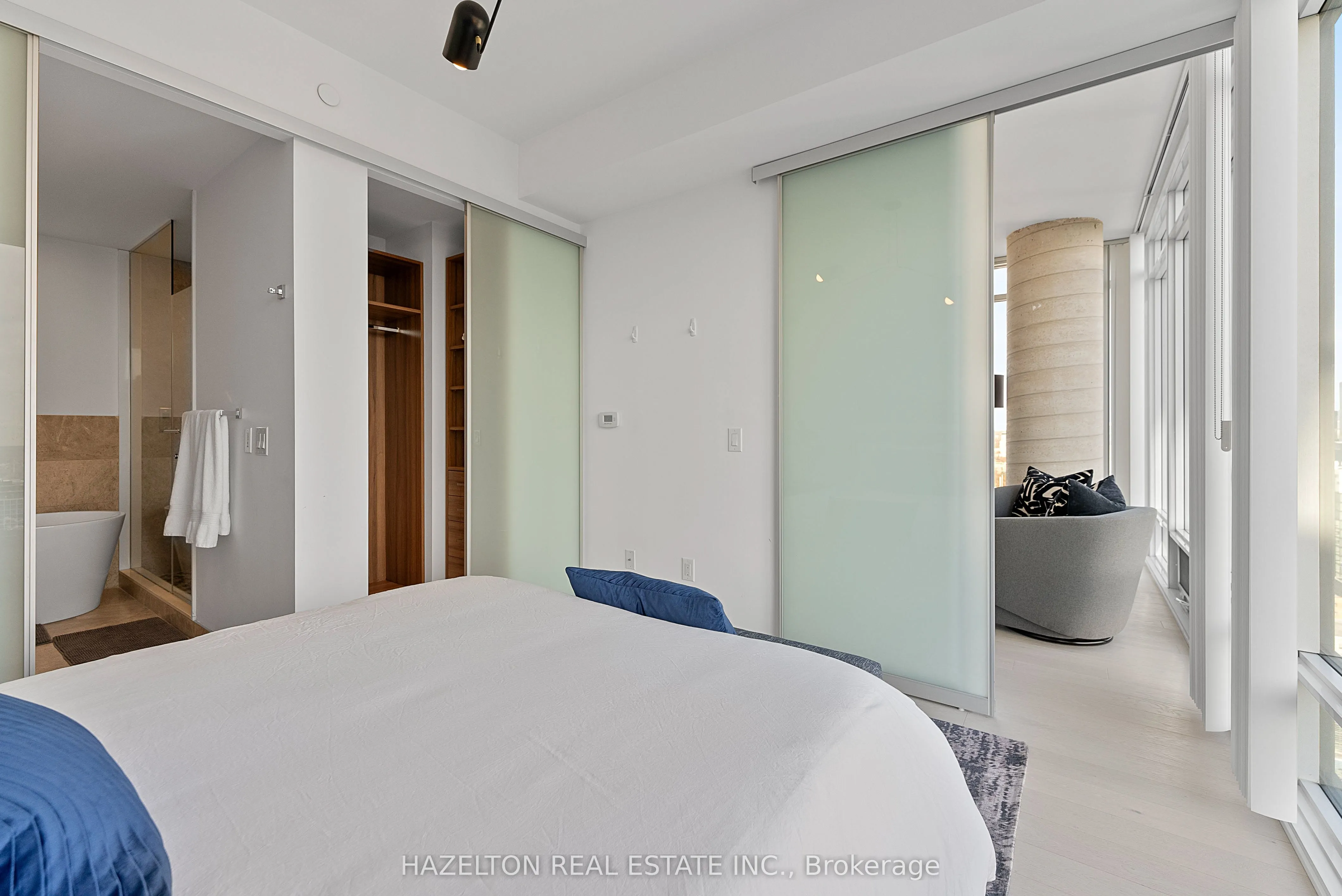 488 University Avenue, #3402