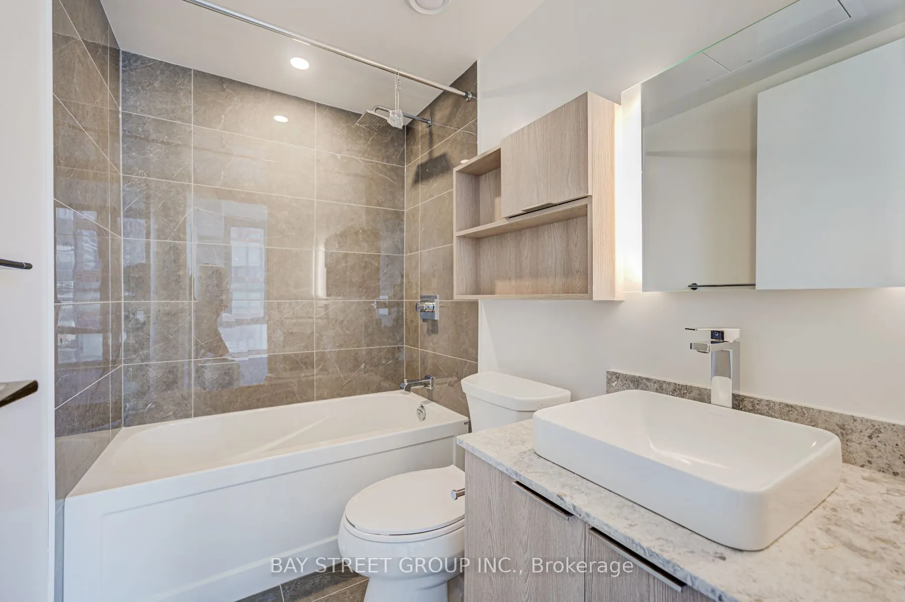 501 Yonge Street, #902
