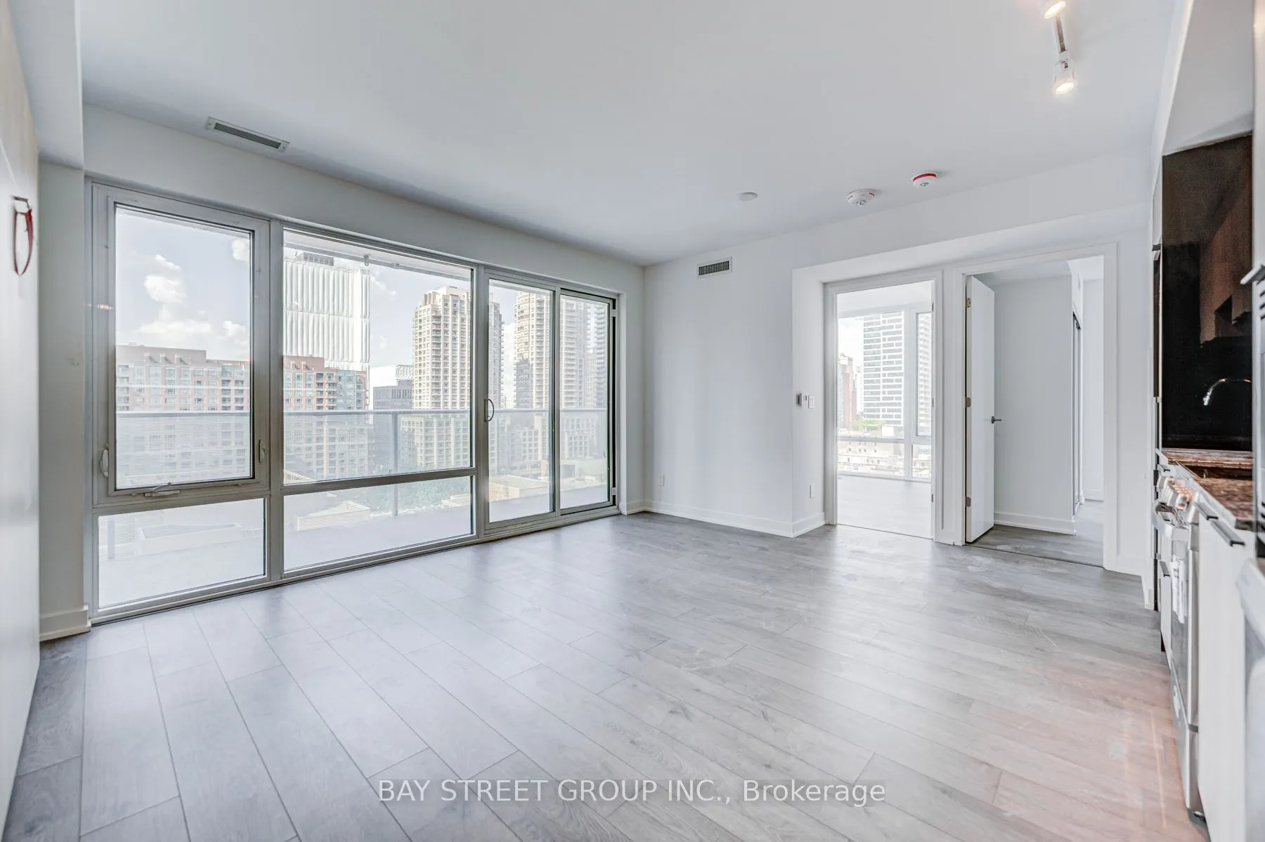 501 Yonge Street, #902