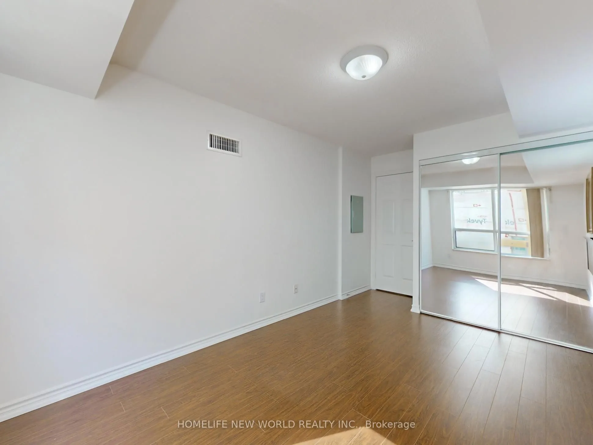 168 Simcoe Street, #303