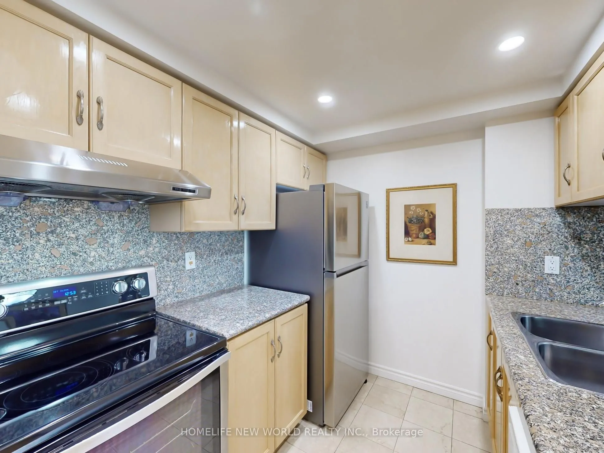 168 Simcoe Street, #303