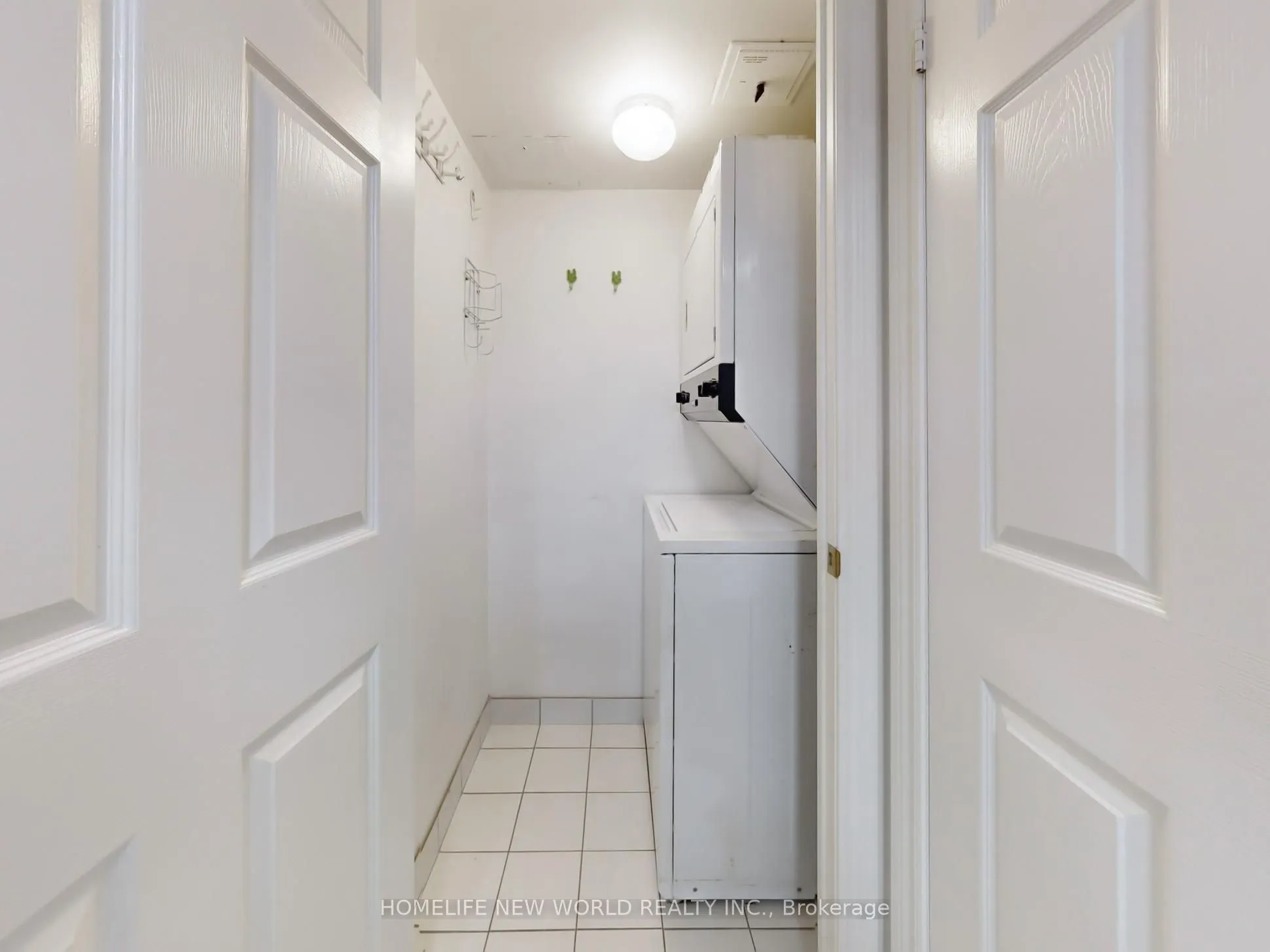 168 Simcoe Street, #303