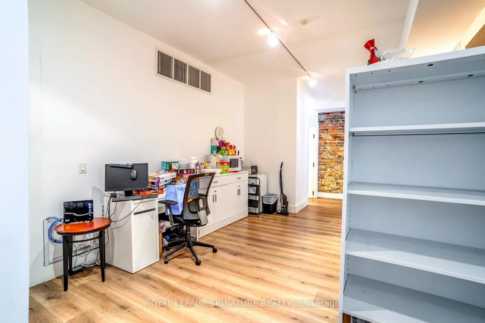 926 King Street W, #Main