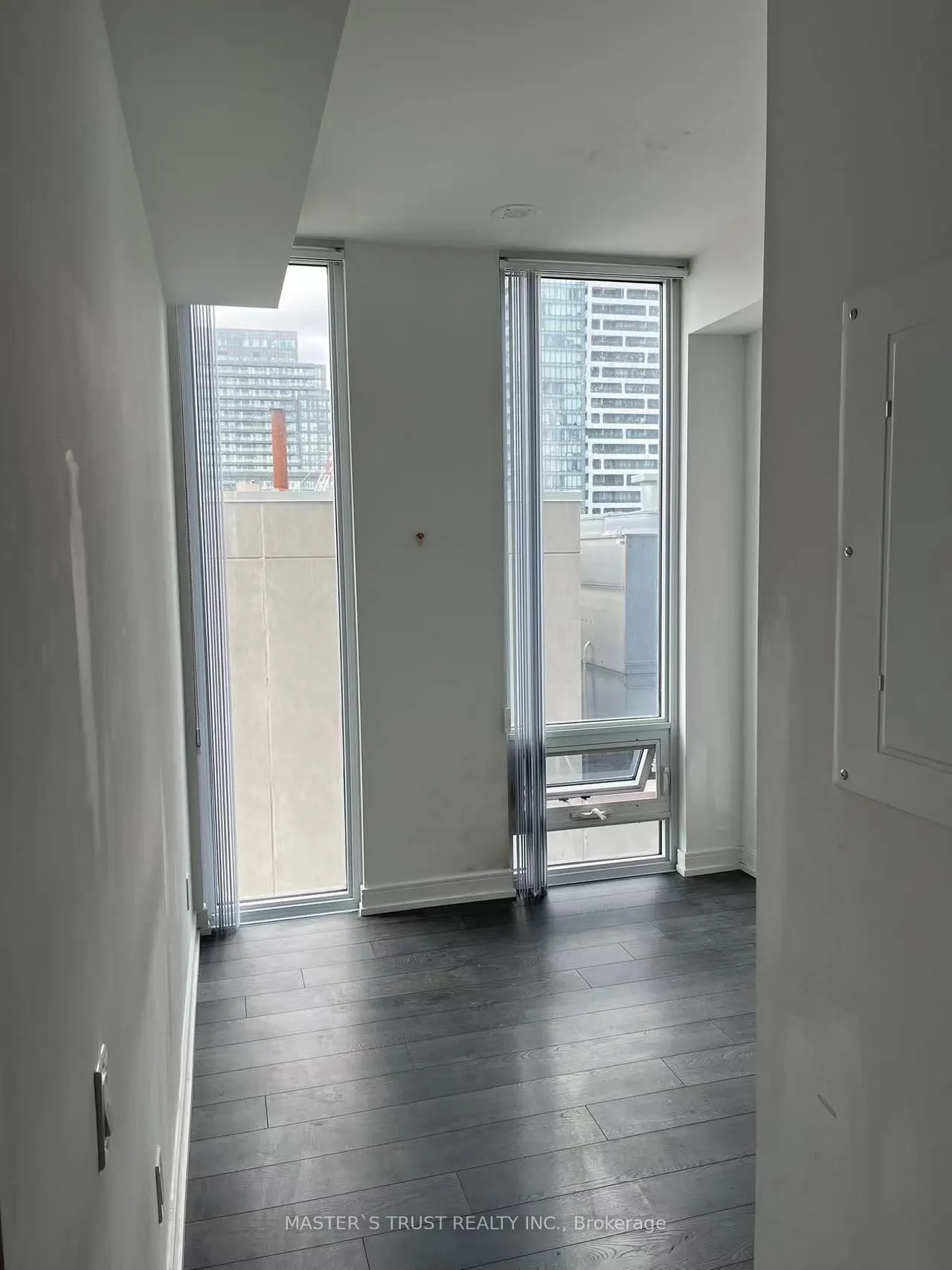 28 Wellesley Street E, #2502