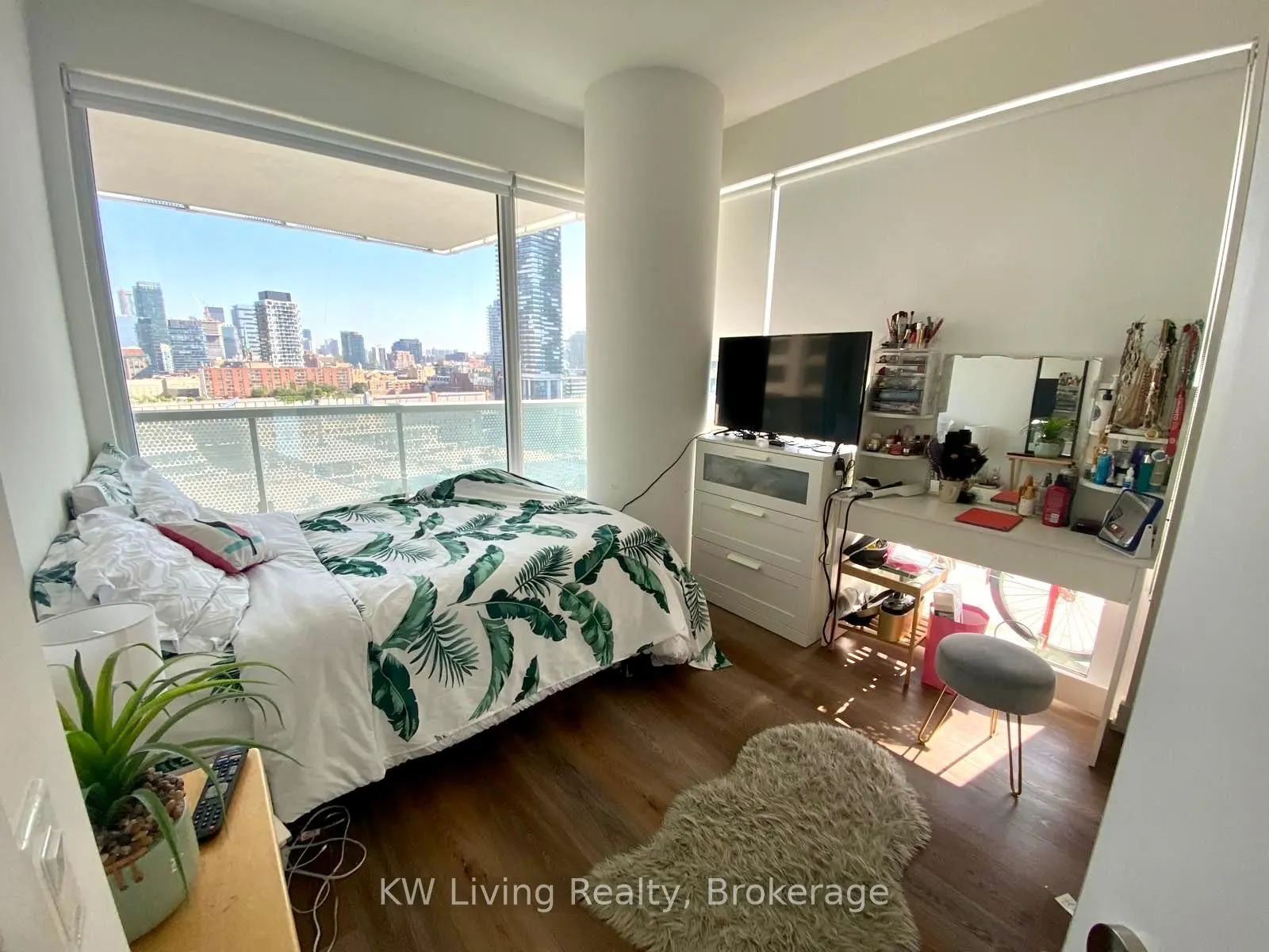 15 Queens Quay E, #1609