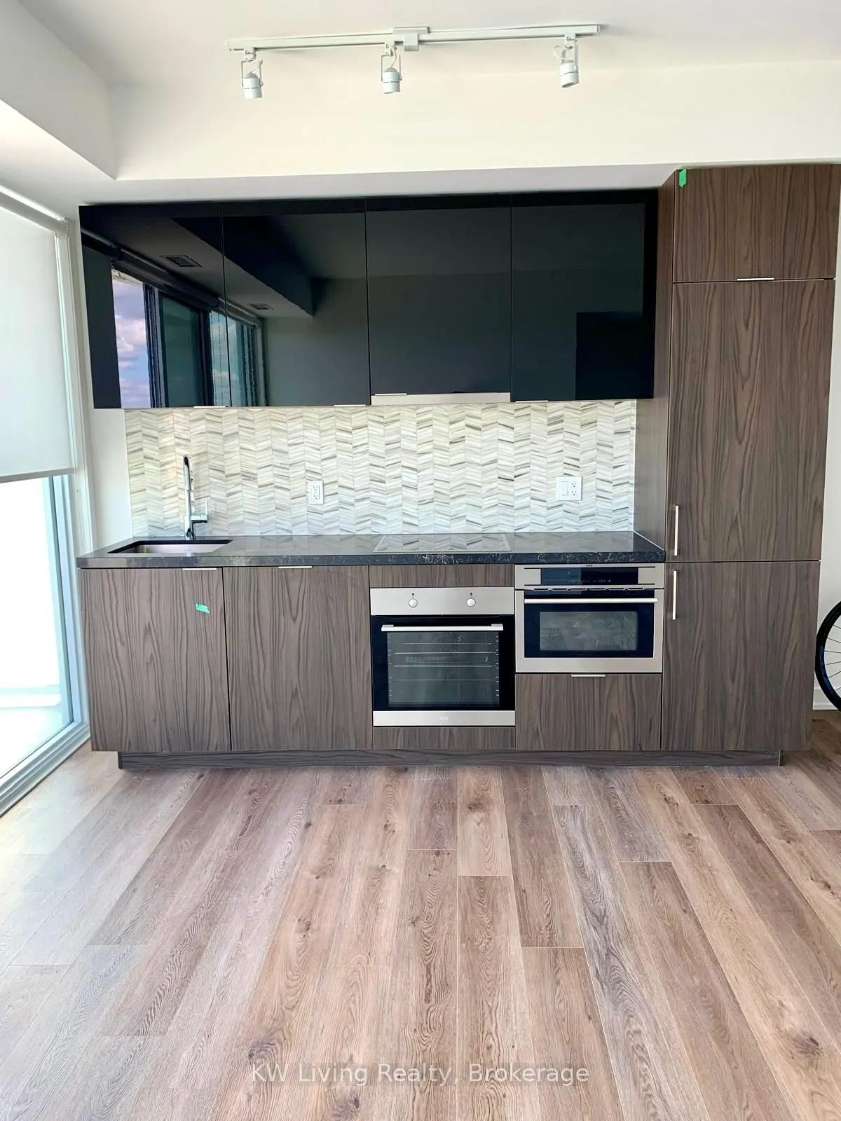 15 Queens Quay E, #1609