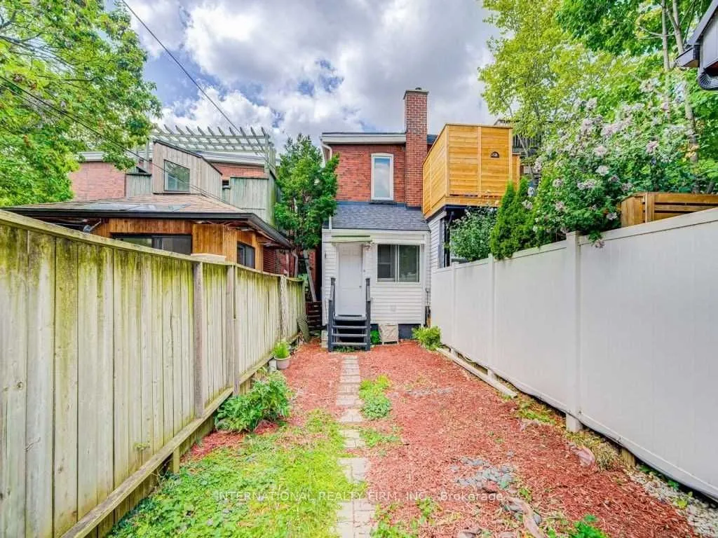 717 Palmerston Avenue