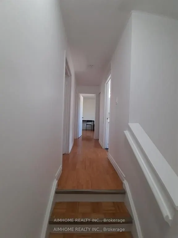 26 Courville Coachway, #Room4