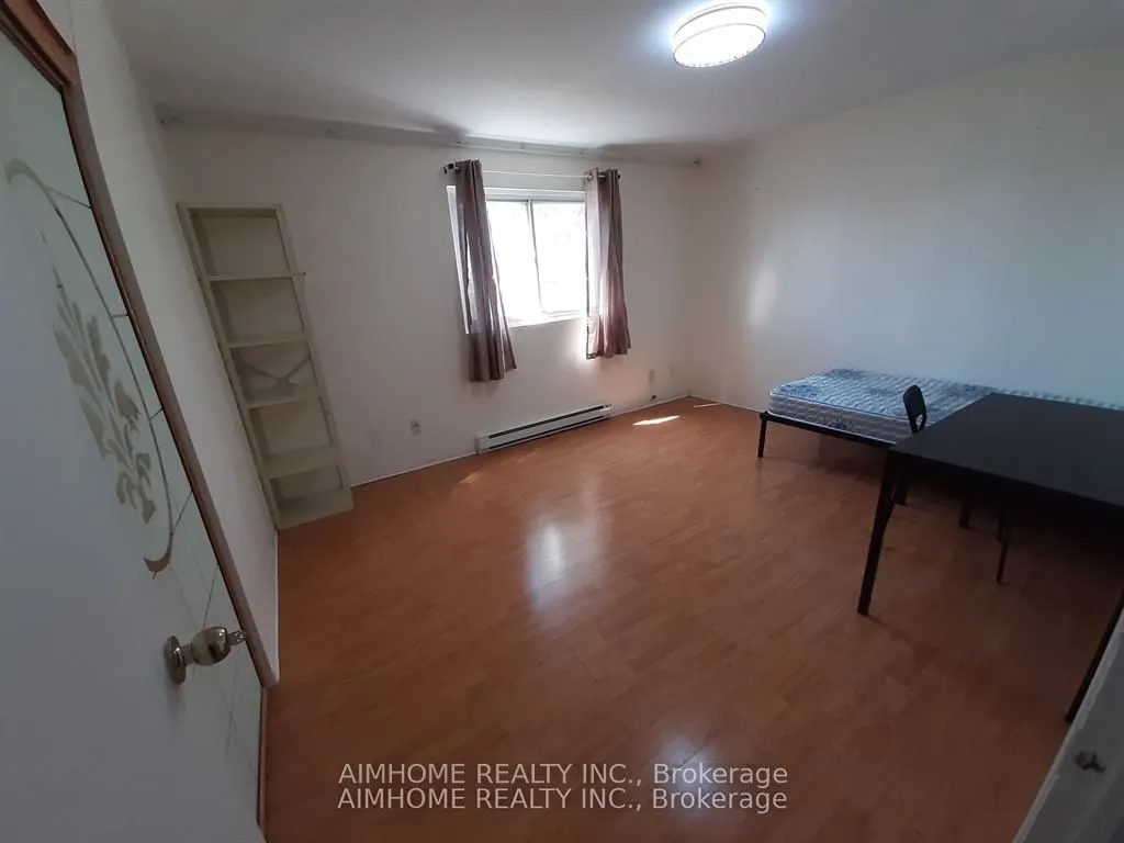 26 Courville Coachway, #Room4