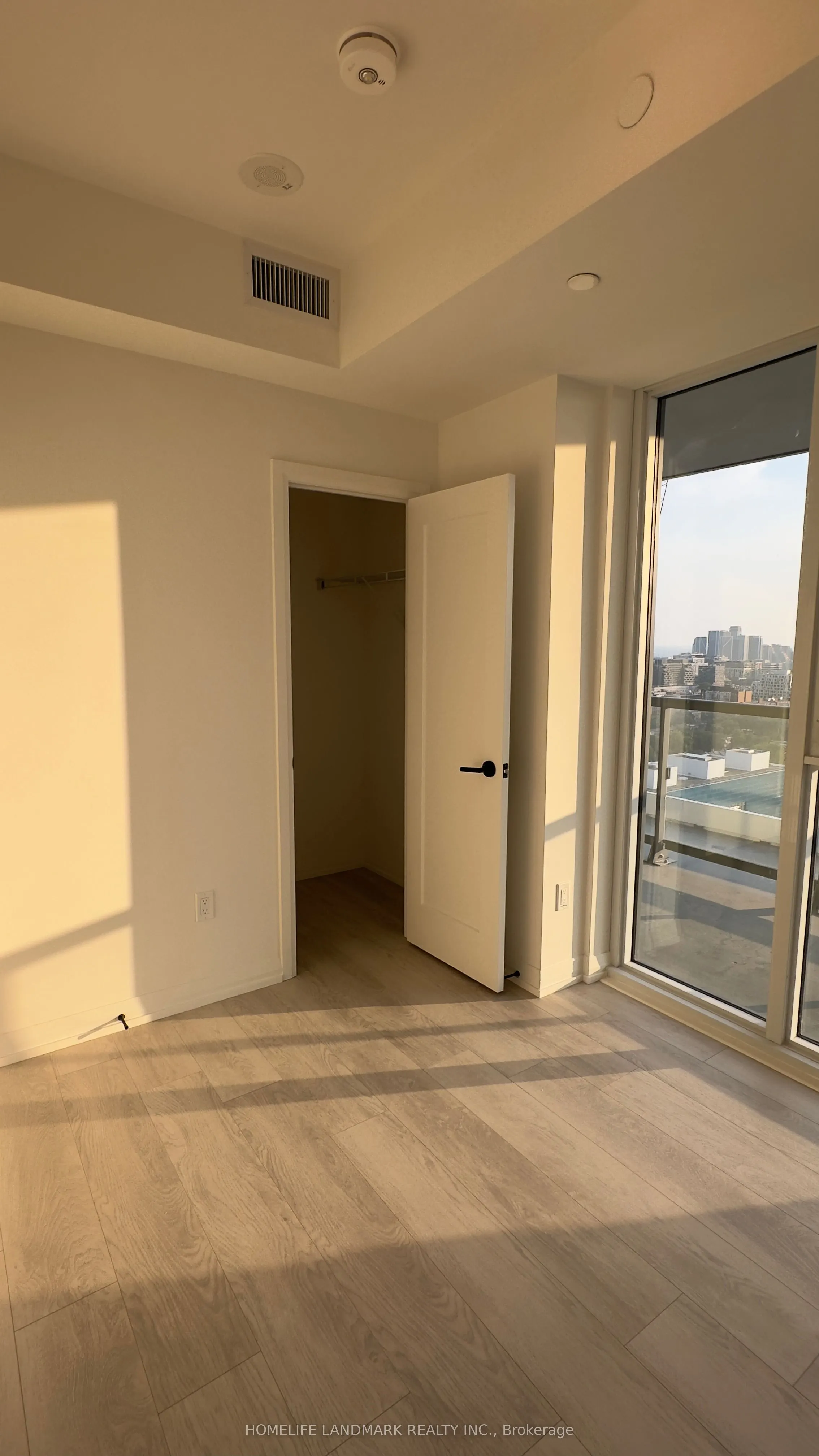 2410 280 dundas Street W, #2410